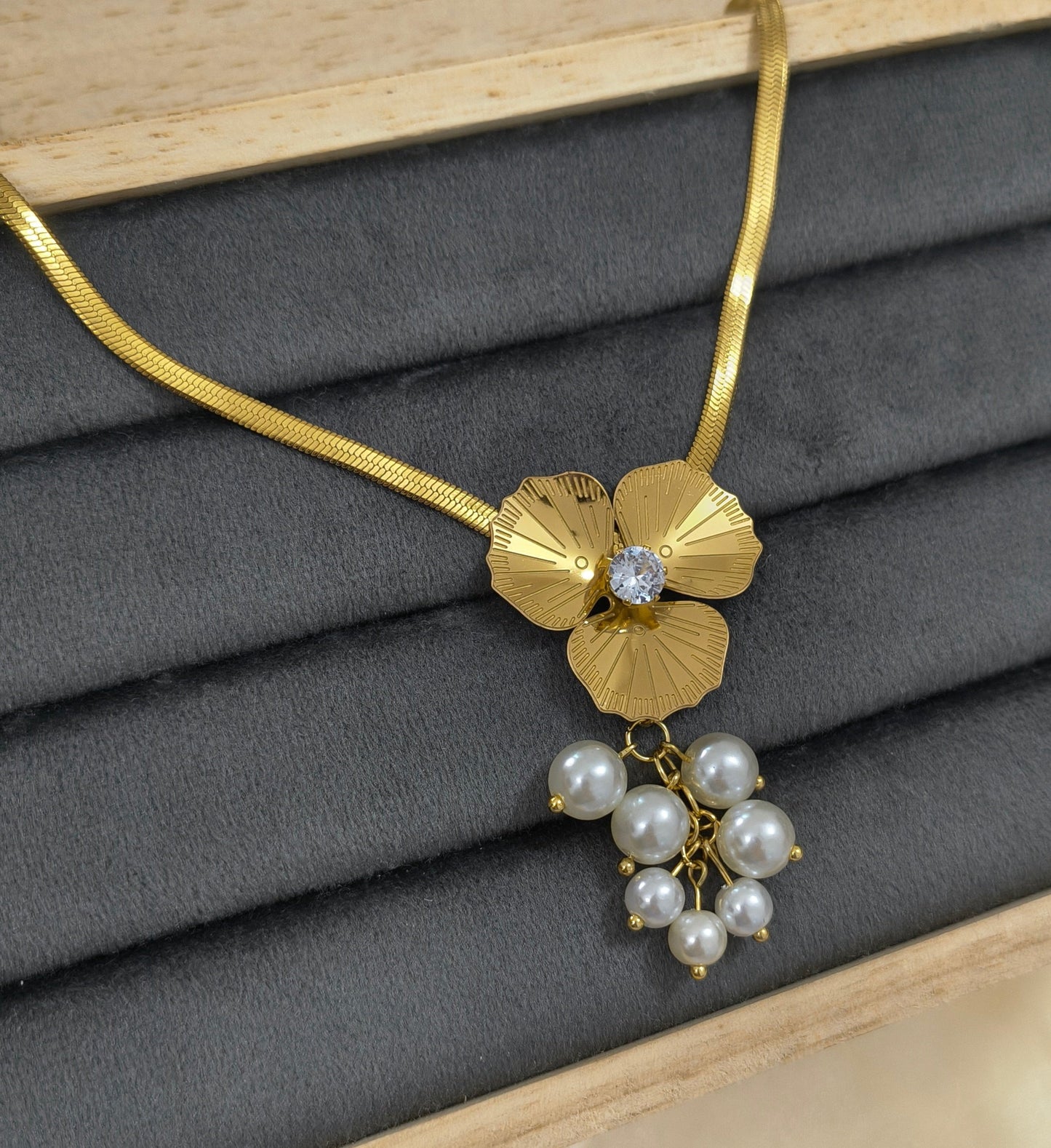 Antitarnish Stylish Pearl Bloom Pendant Snake Chain Necklace