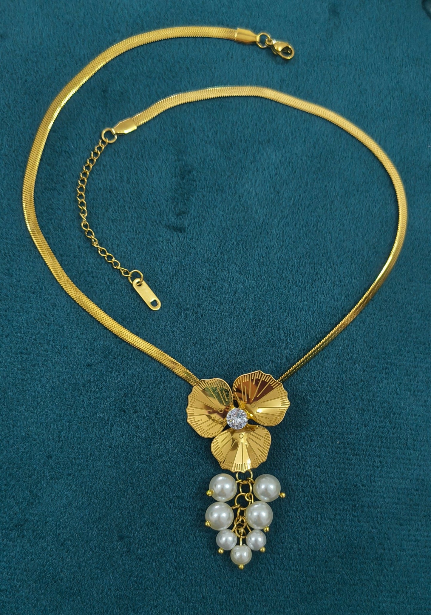 Antitarnish Stylish Pearl Bloom Pendant Snake Chain Necklace