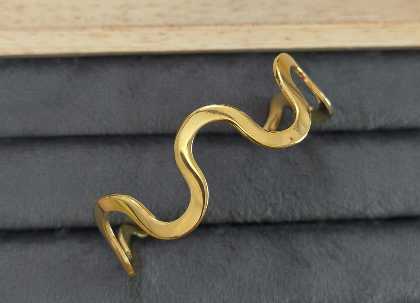 Antitarnish Stylish Wave Bracelet 18K Gold Plated