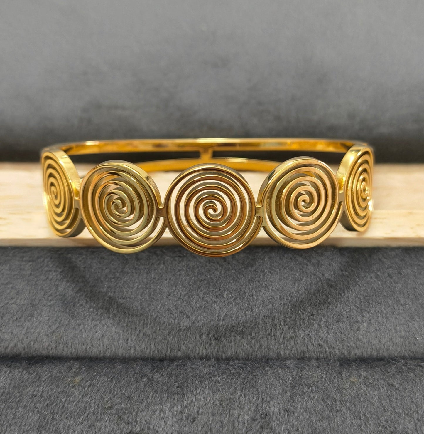 Antitarnish Swirly Coils Bracelet 18K Gold Plated
