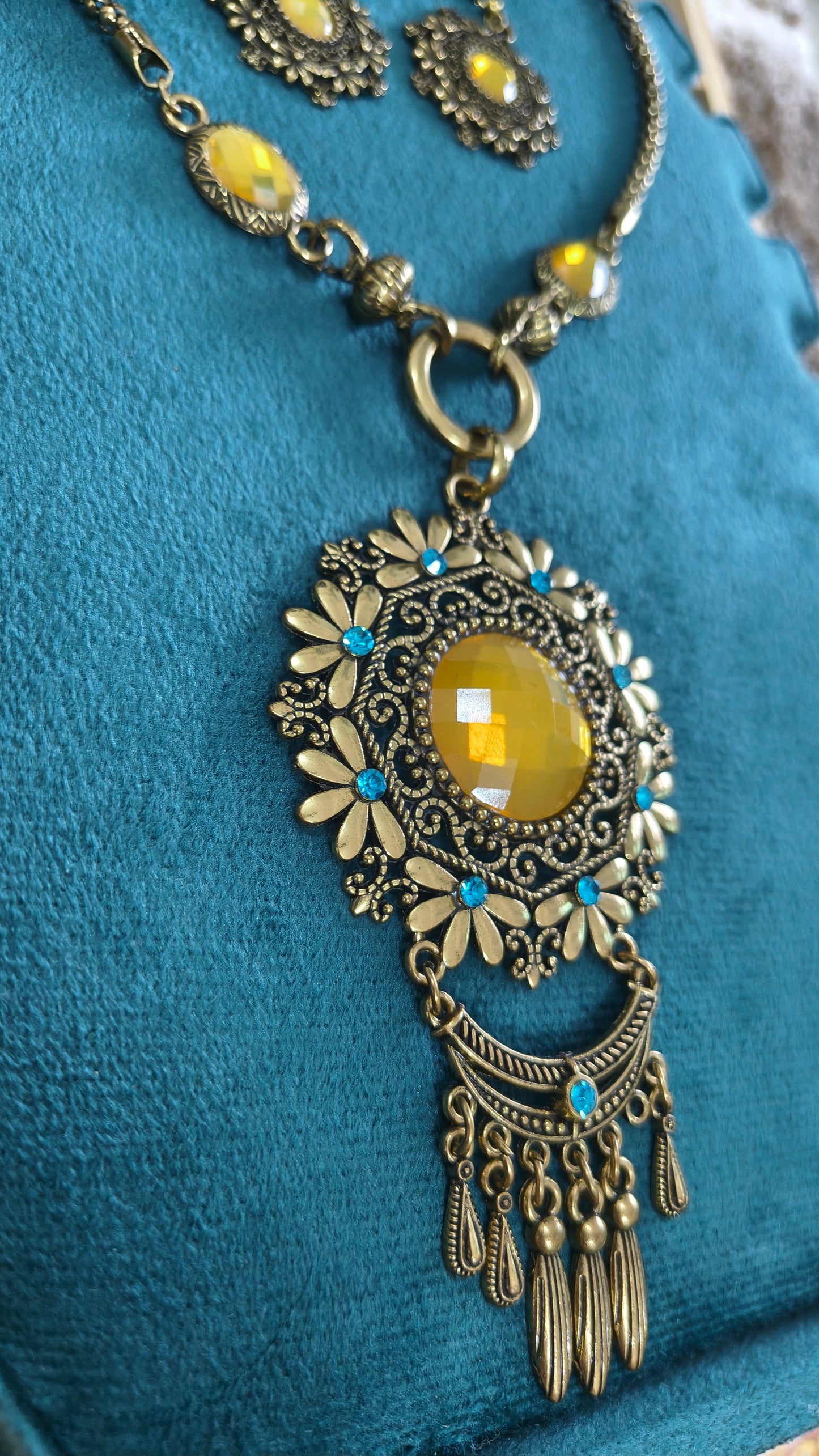 Classic Vintage Gold Toned Bohemian Necklace With Earring