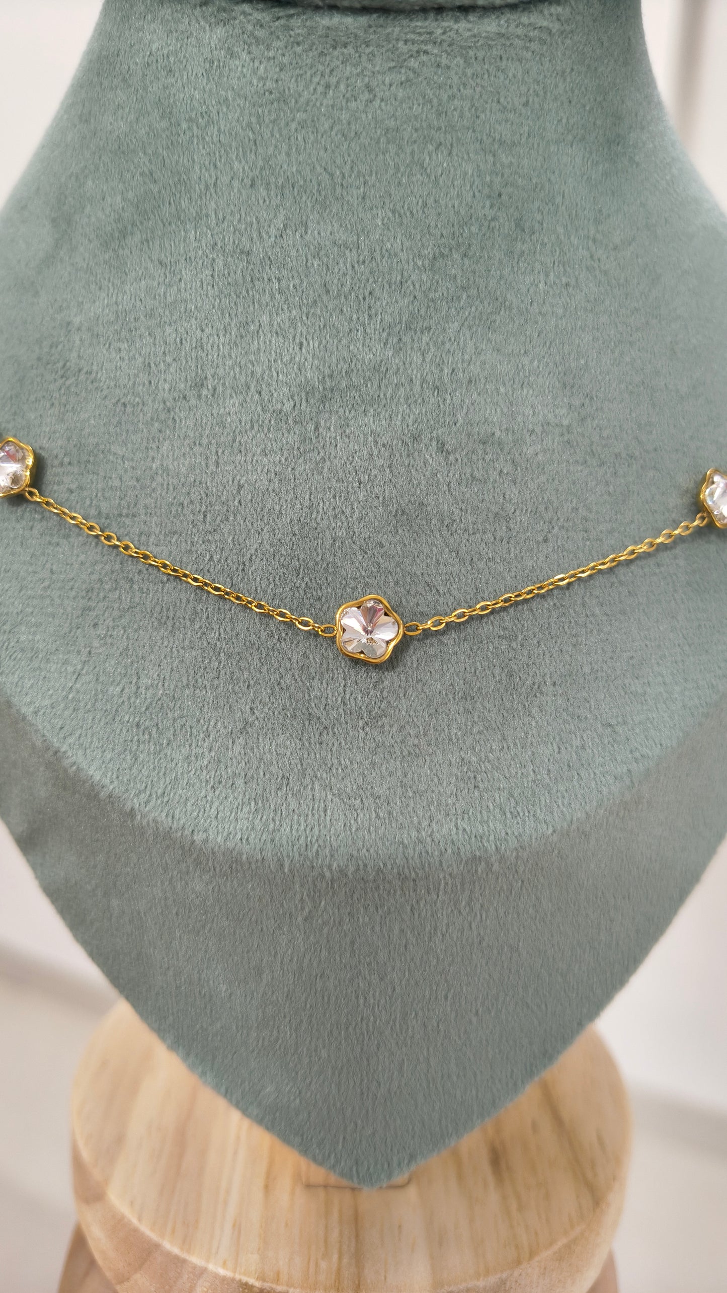 Anti Tarnish Floral Diamonds Necklace 18K Gold Plated
