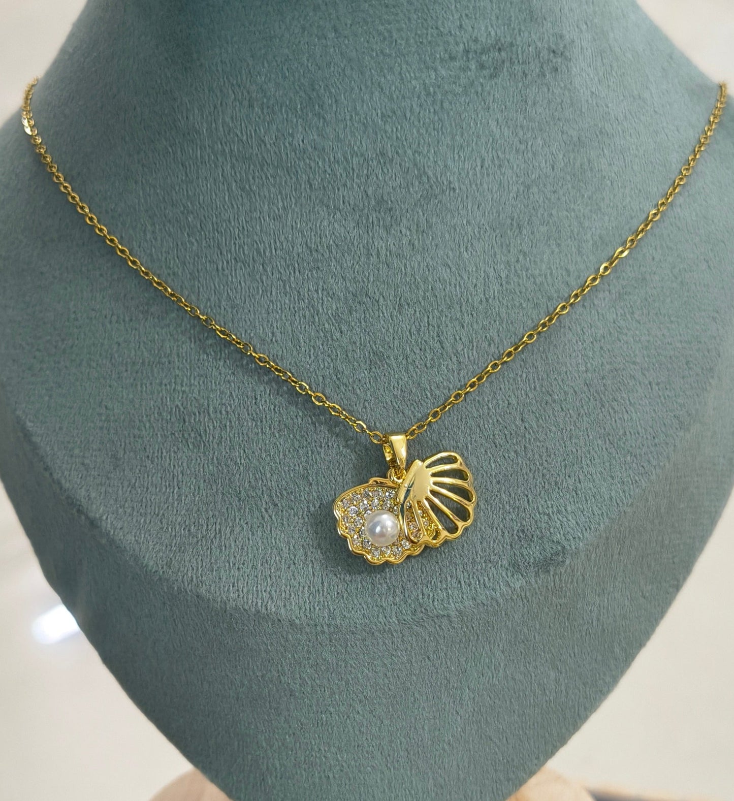 Pearl Seashell Shaped Pendant Necklace 18K Gold Plated