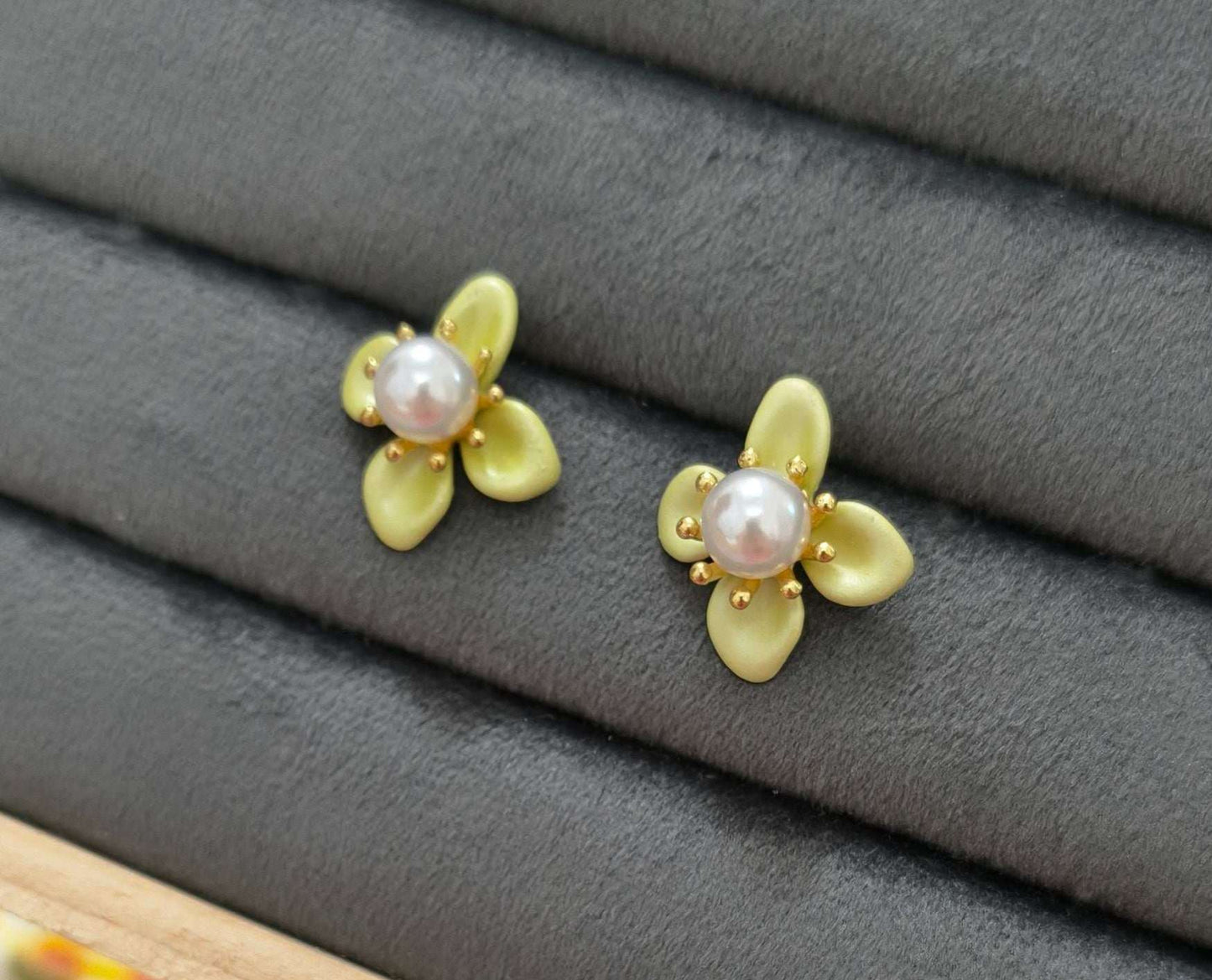 Anitarnish Green Pearl Flower Stud Earrings
