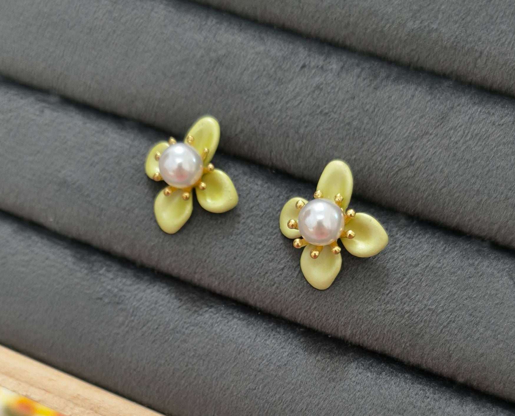Anitarnish Green Pearl Flower Stud Earrings
