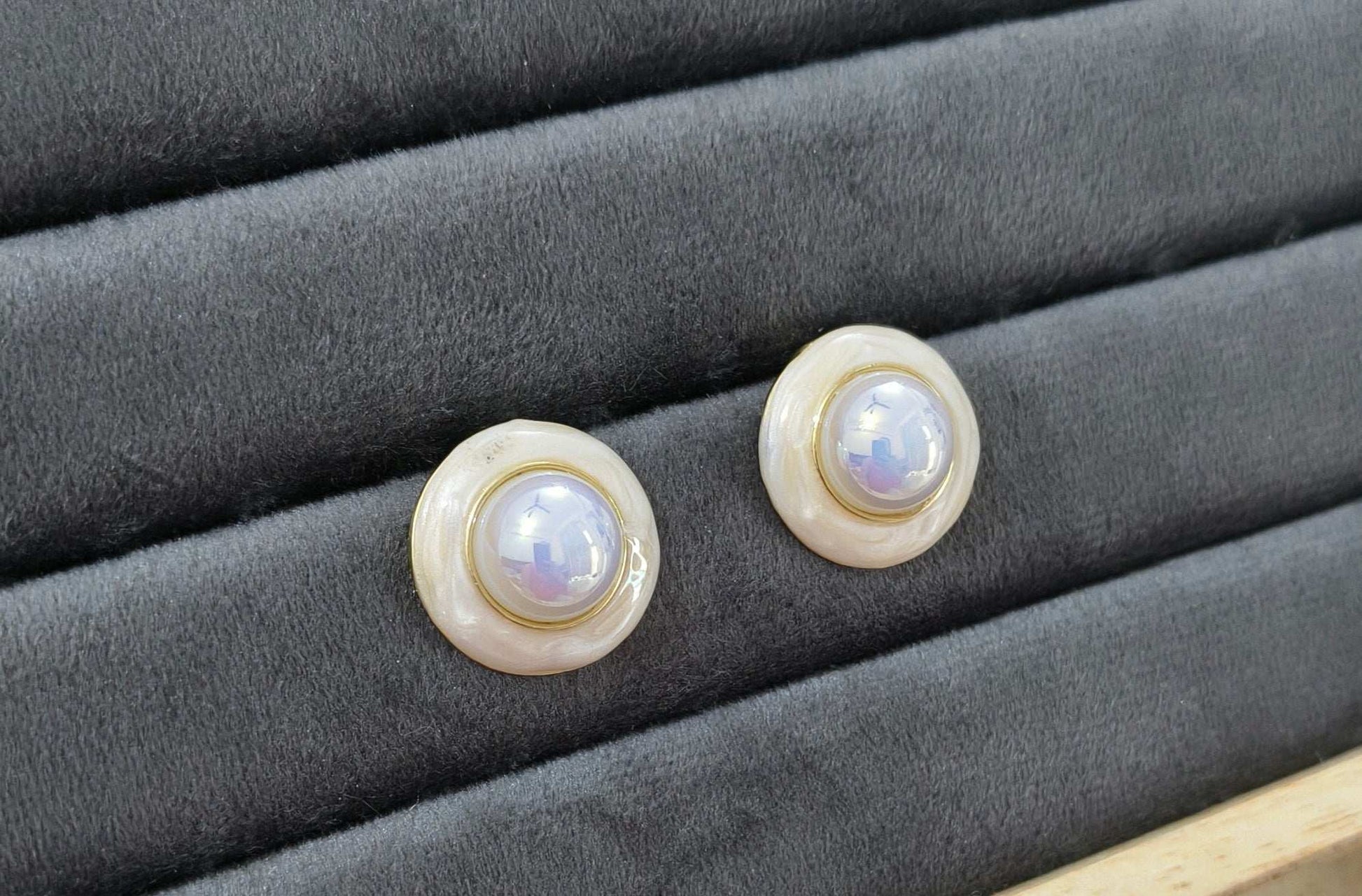 Anitarnish Round Shaped Pearl Enamel Stud Earrings