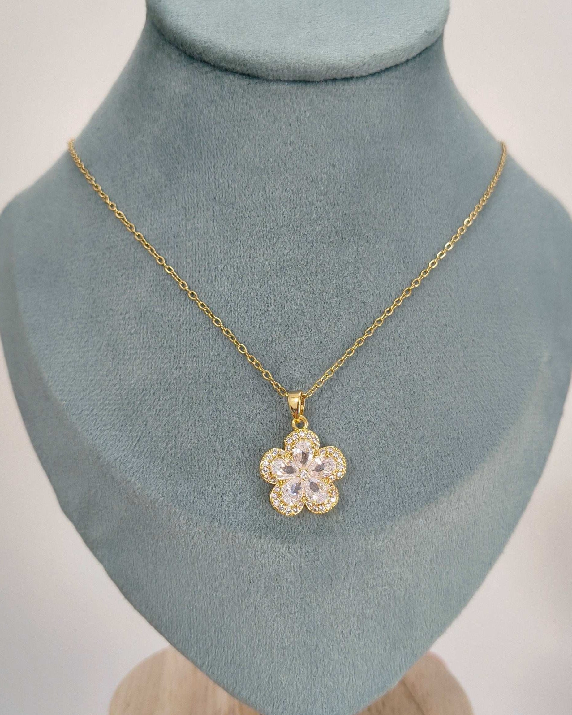 Anti Tarnish Zircon Flower Gold Necklace 18K Gold Plated