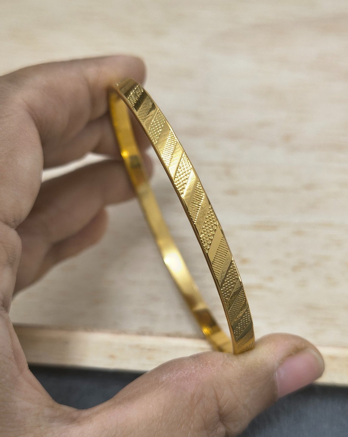 Anti Tarnish Bangle Dazzling Print 18K Gold Plated