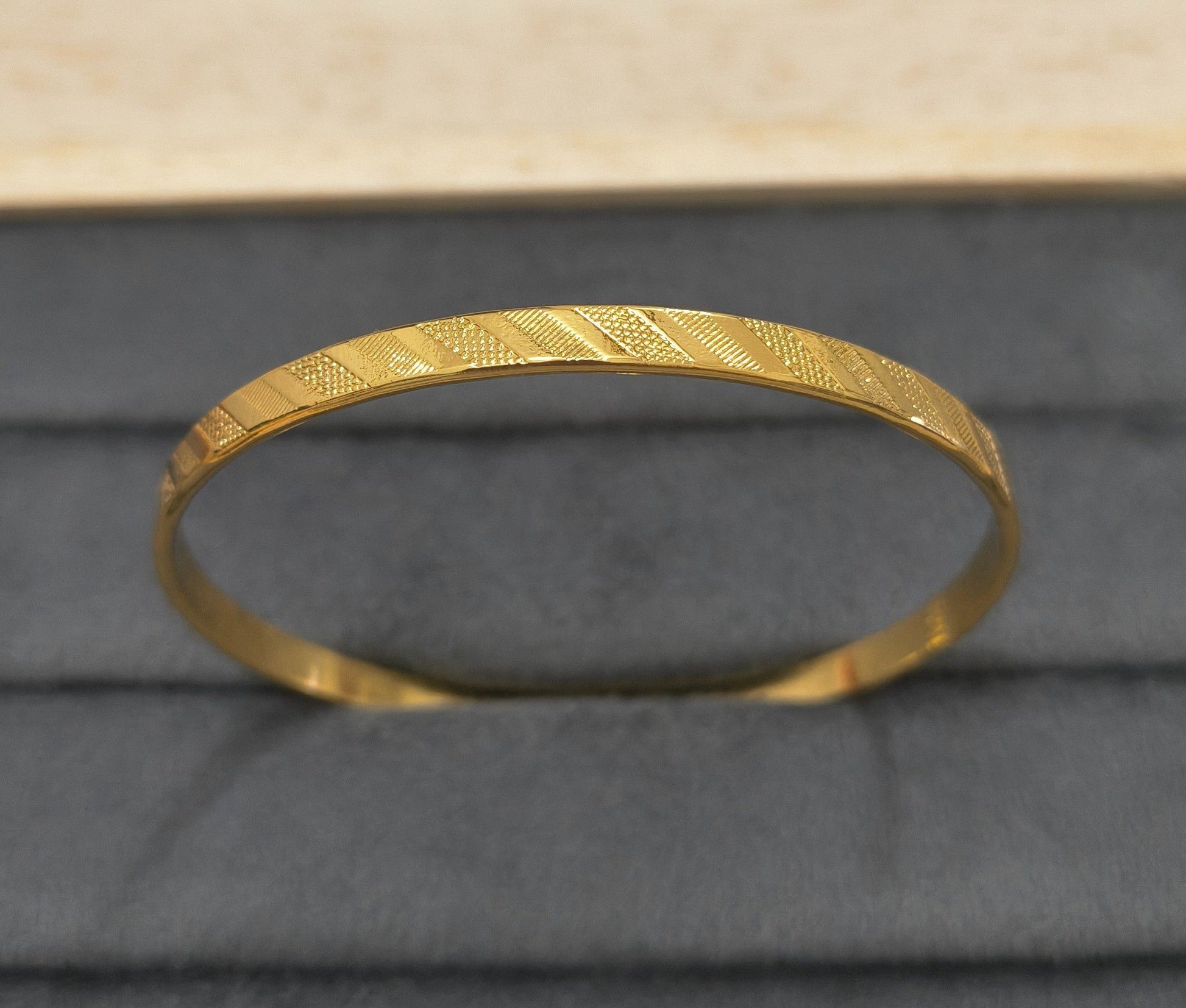 Anti Tarnish Bangle Dazzling Print 18K Gold Plated