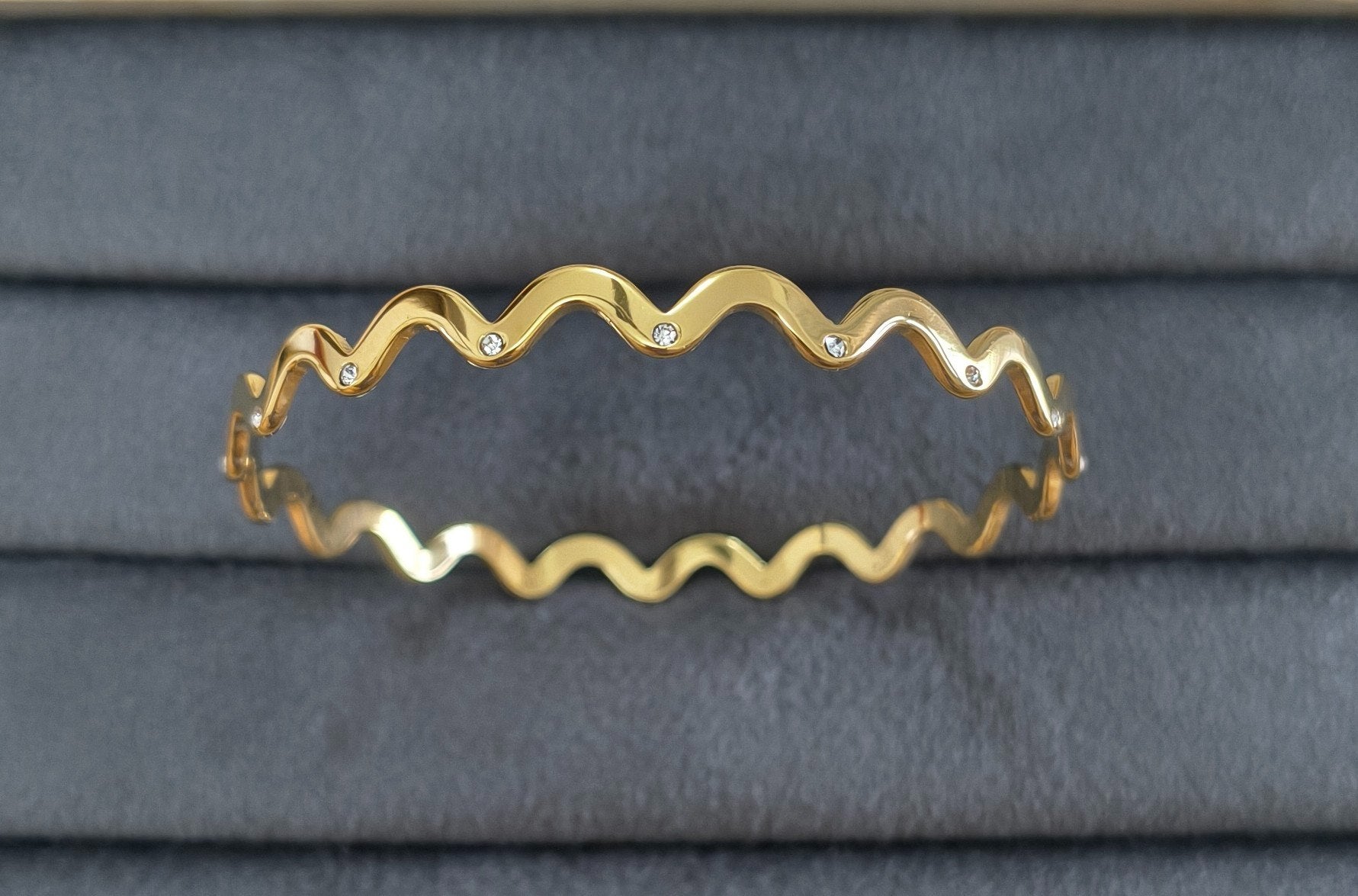 Anti Tarnish Bangle Shimmering Wavy Style 18K Gold Plated