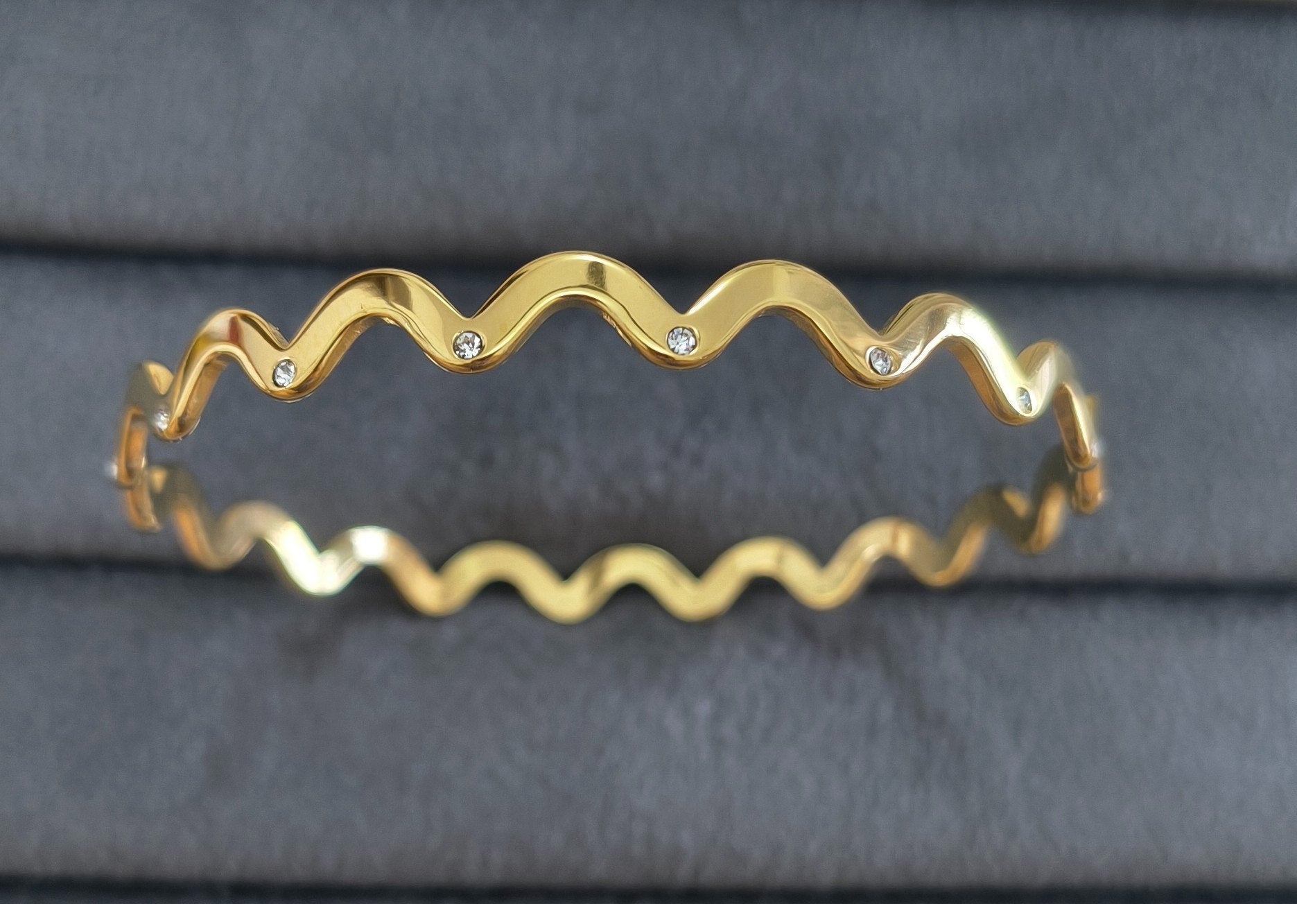 Anti Tarnish Bangle Shimmering Wavy Style 18K Gold Plated