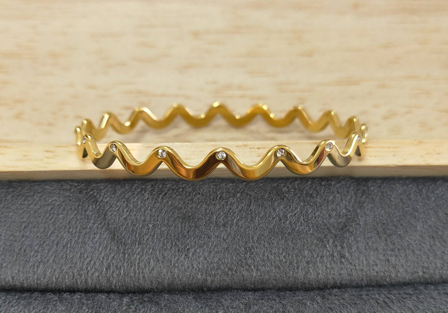 Anti Tarnish Bangle Shimmering Wavy Style 18K Gold Plated