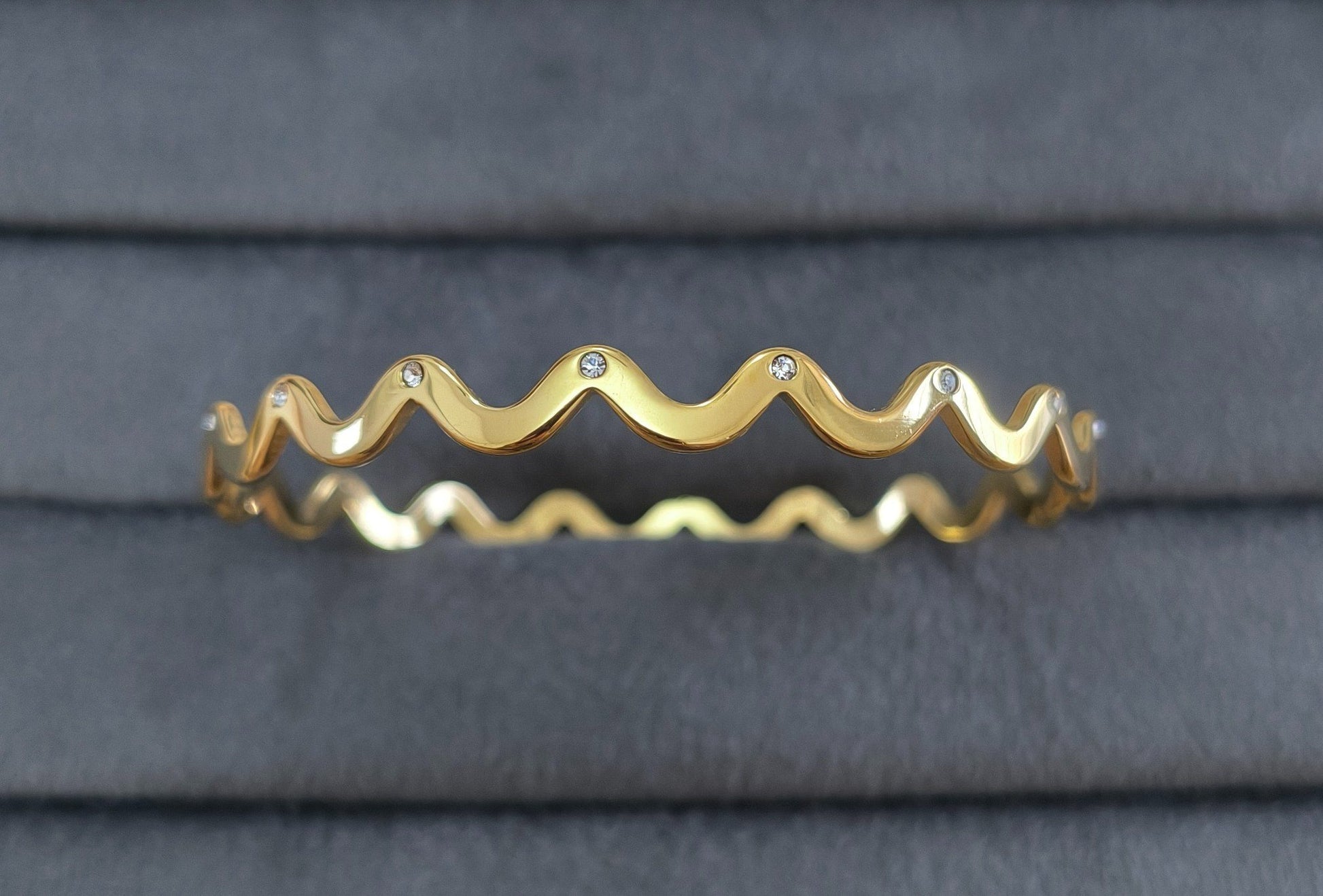 Anti Tarnish Bangle Shimmering Wavy Style 18K Gold Plated