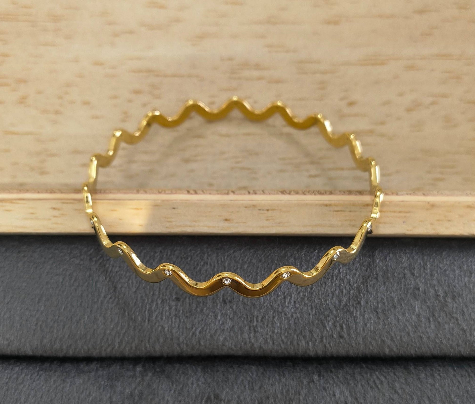 Anti Tarnish Bangle Shimmering Wavy Style 18K Gold Plated
