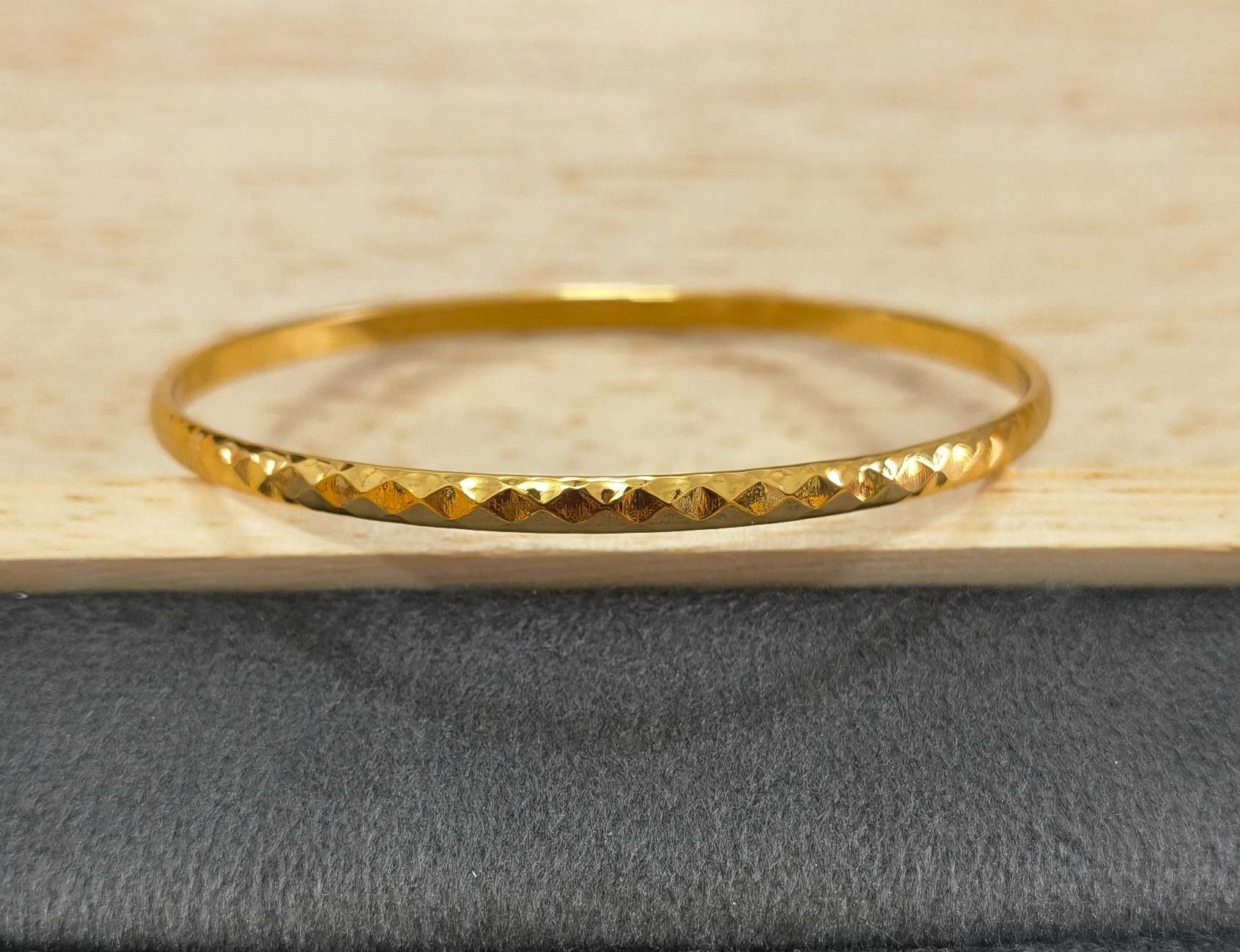 Anti Tarnish Bangle Star Cut Pattern 18K Gold Plated