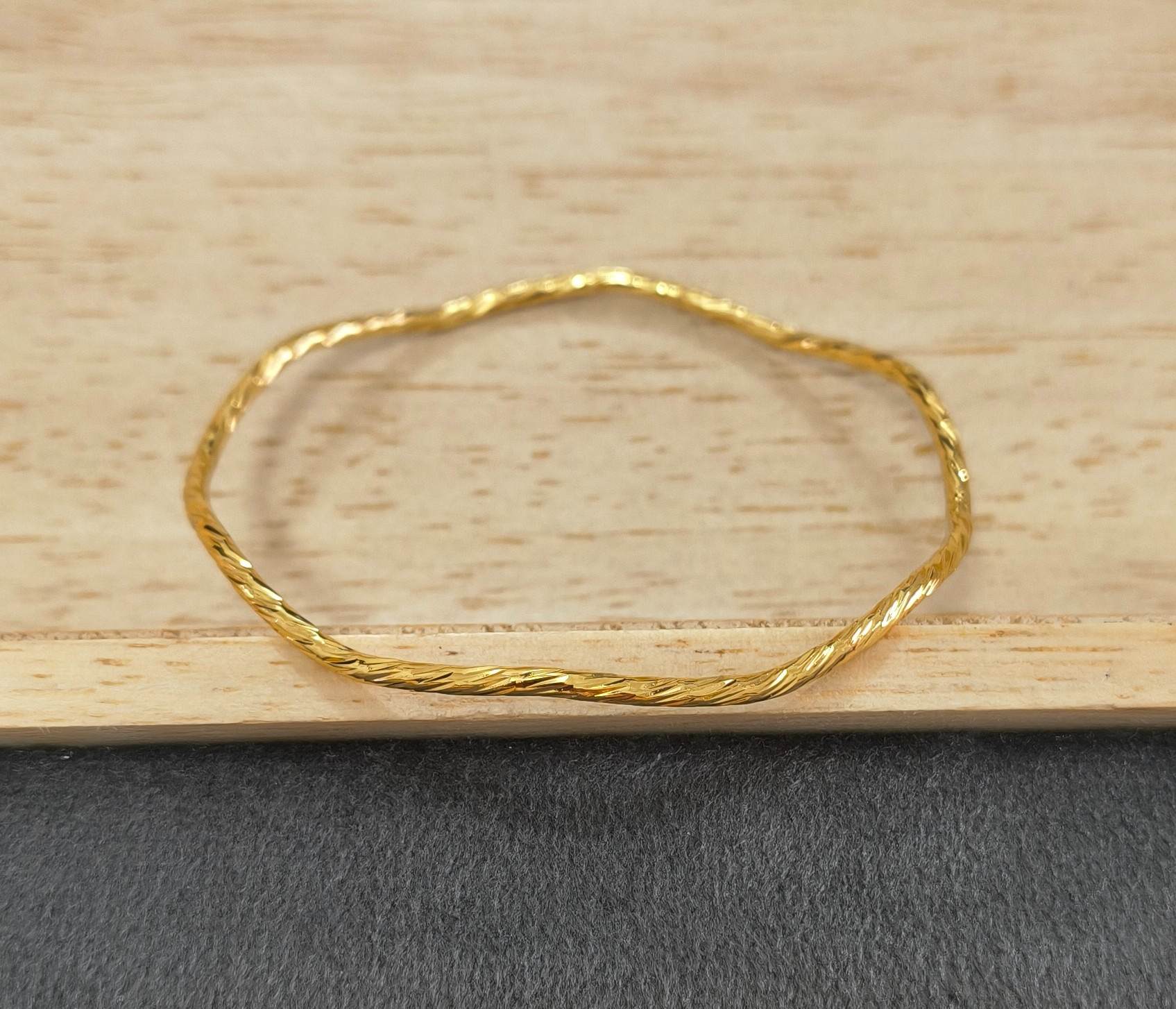 Anti Tarnish Bangle Twisted Wave Pattern 18K Gold Plated