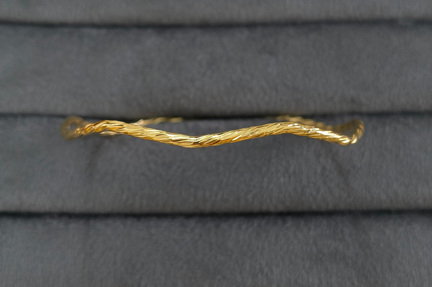 Anti Tarnish Bangle Twisted Wave Pattern 18K Gold Plated