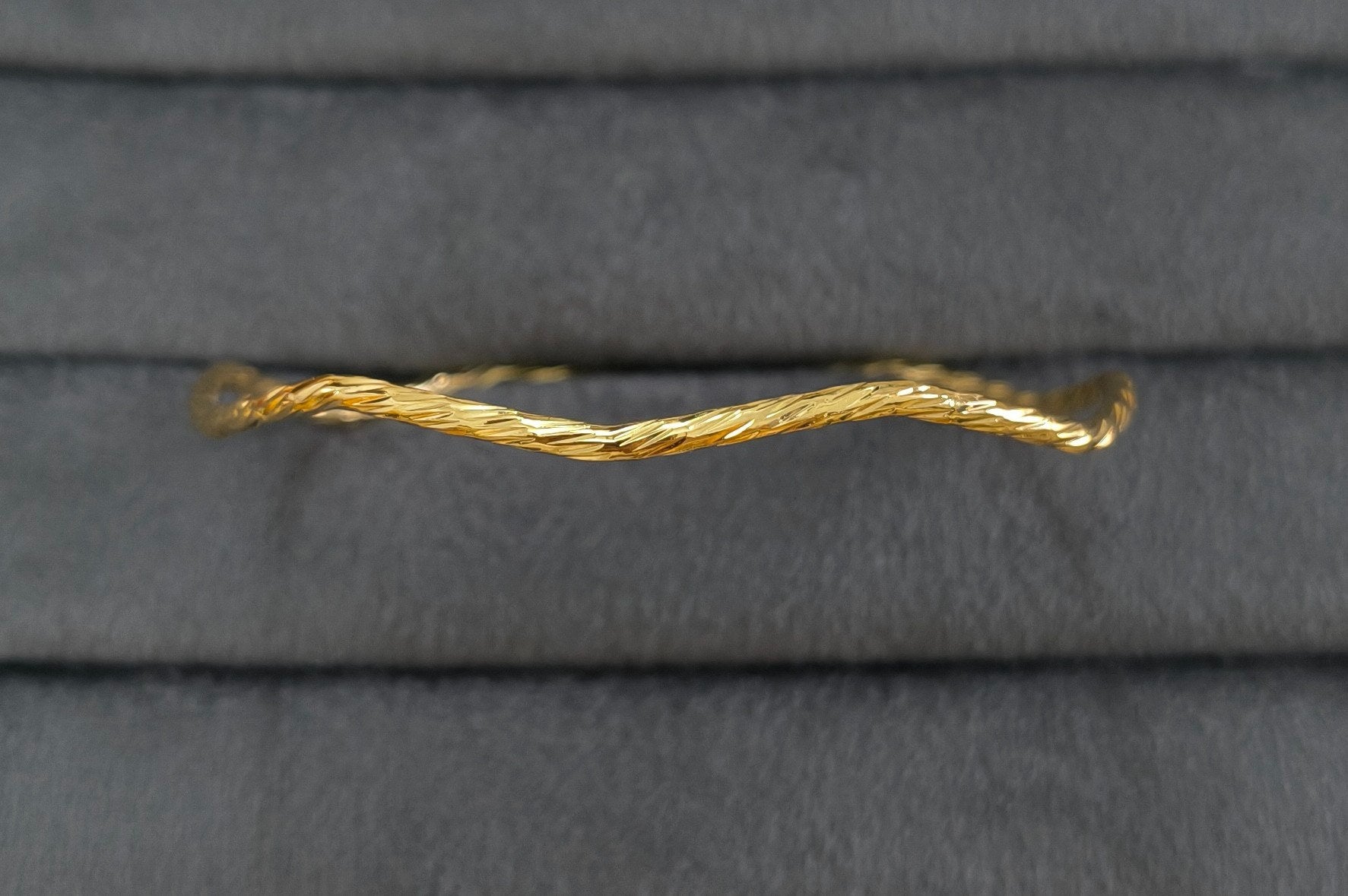Anti Tarnish Bangle Twisted Wave Pattern 18K Gold Plated