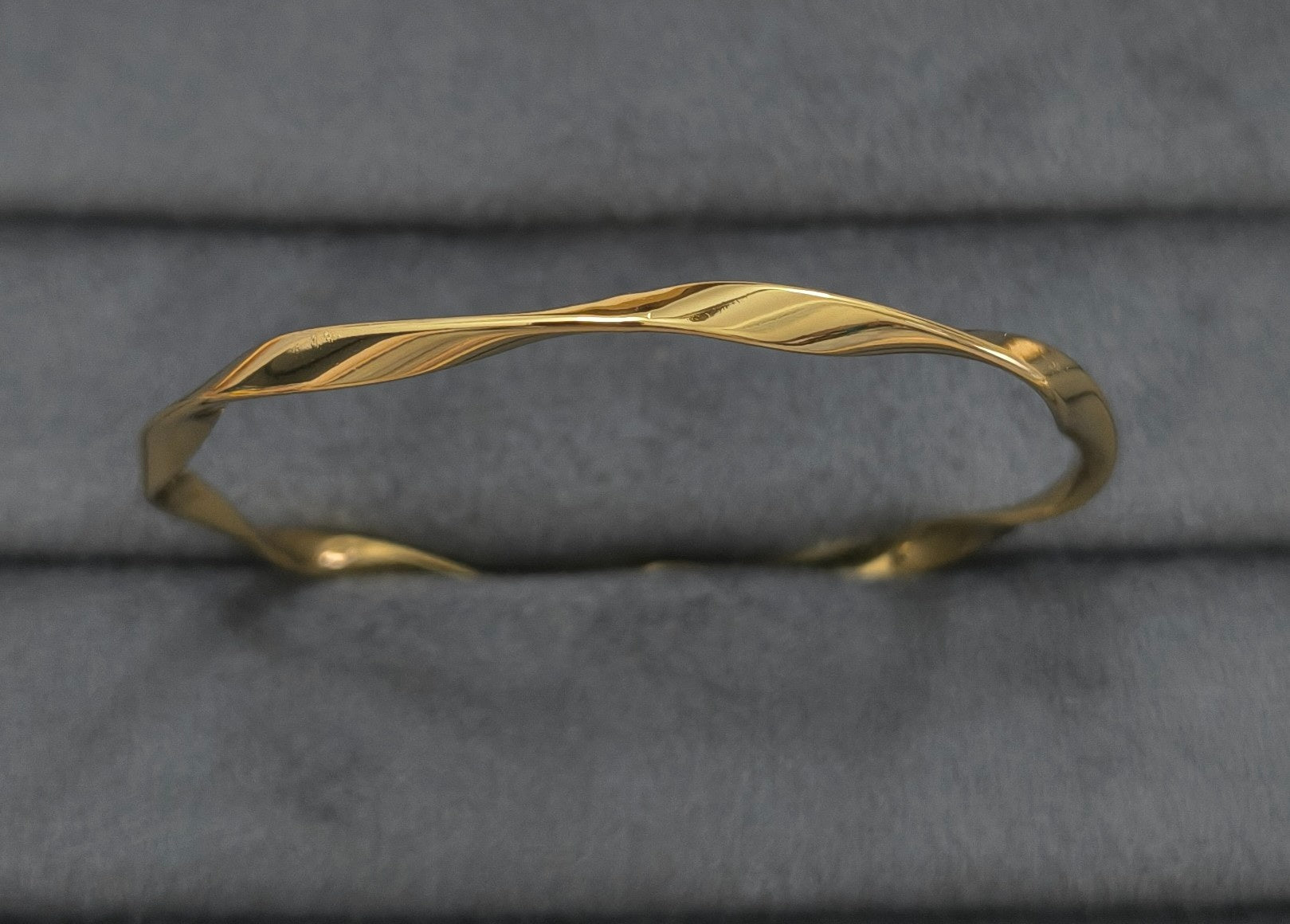 Anti Tarnish Bangle Twisted Wave Shape 18K Gold Plated