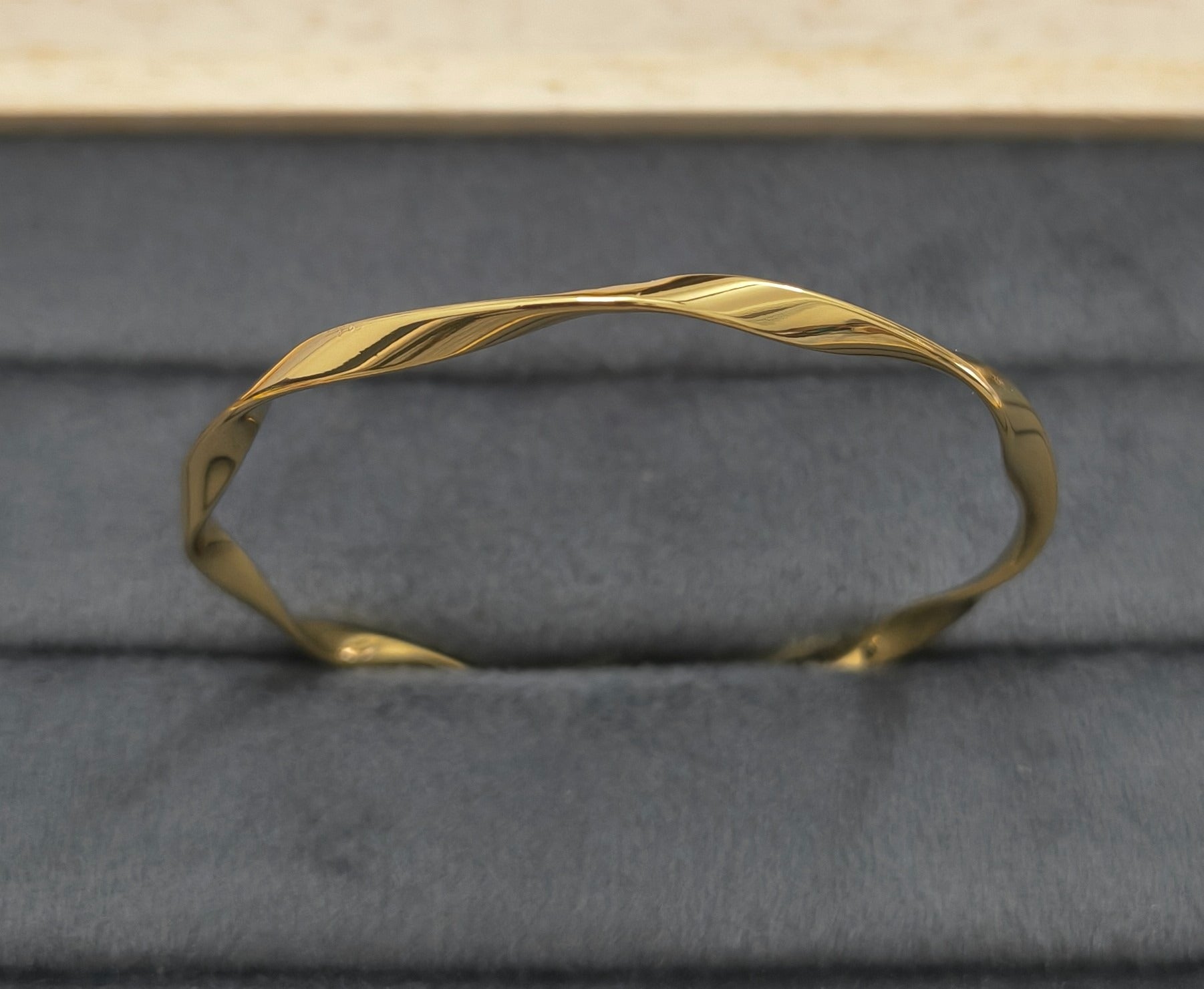 Anti Tarnish Bangle Twisted Wave Shape 18K Gold Plated