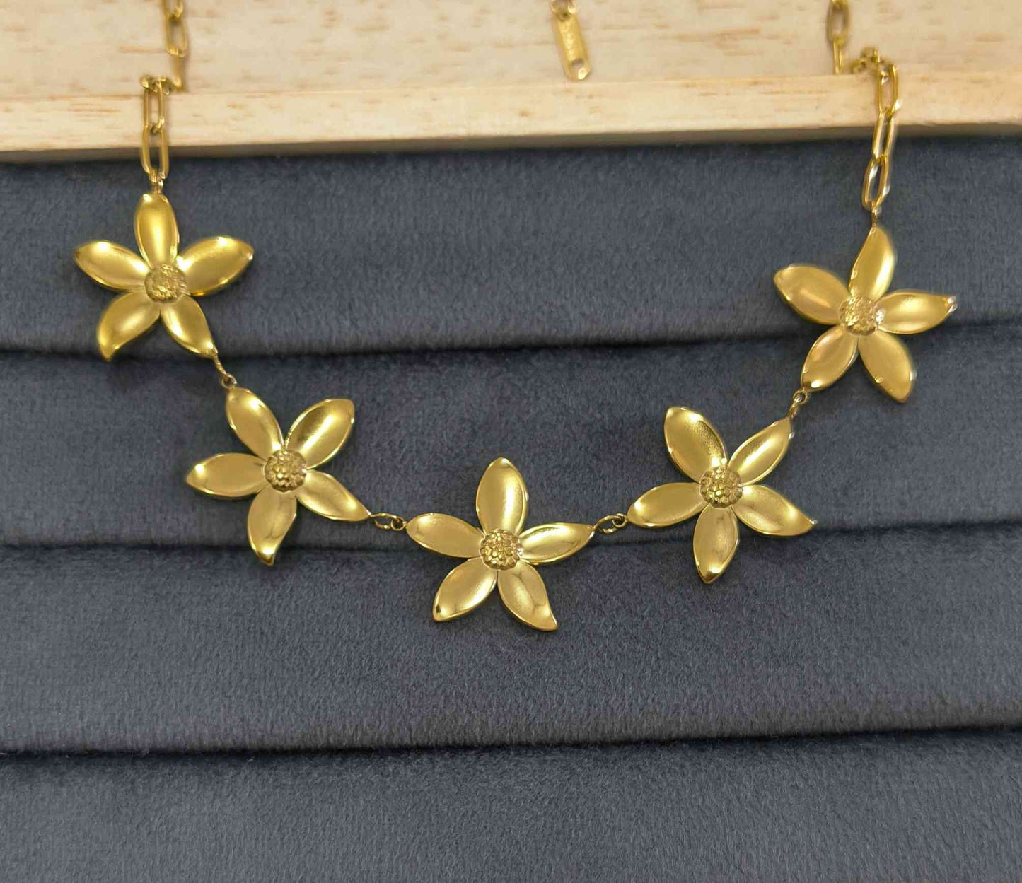 Anti Tarnish Beach Vibe Flower Necklace 18K Gold Plated