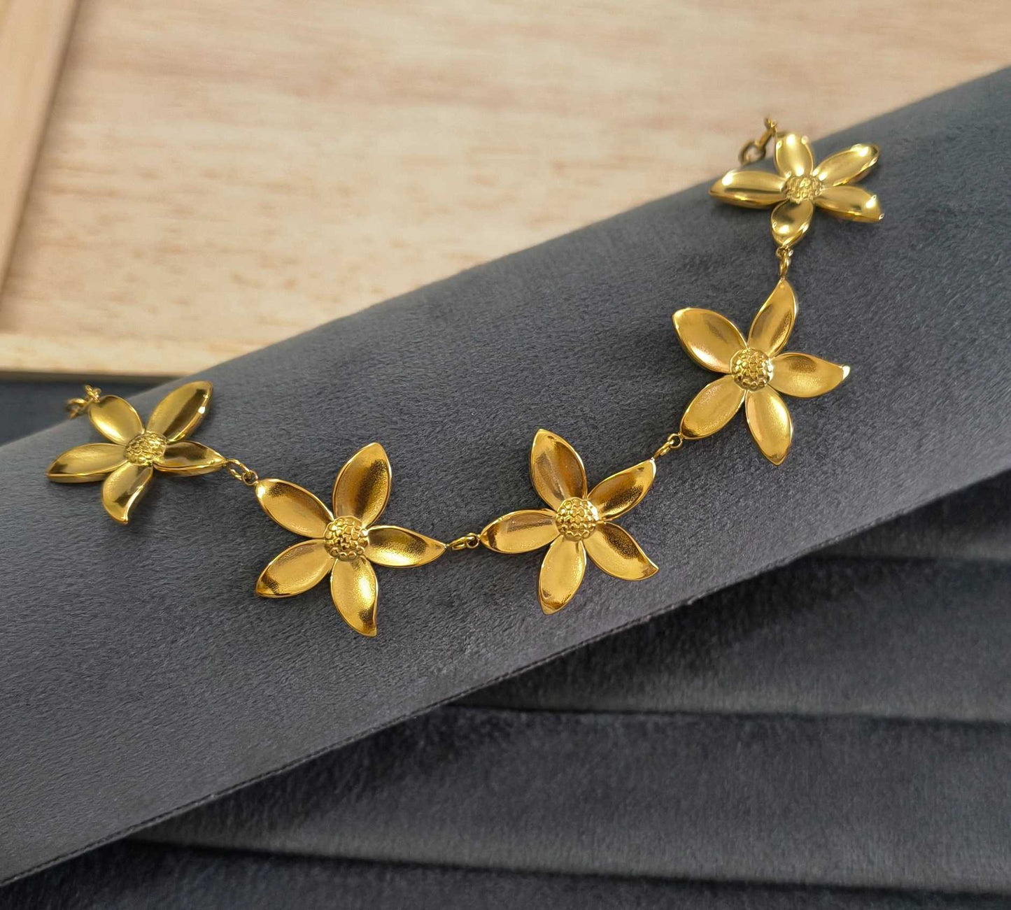 Anti Tarnish Beach Vibe Flower Necklace 18K Gold Plated