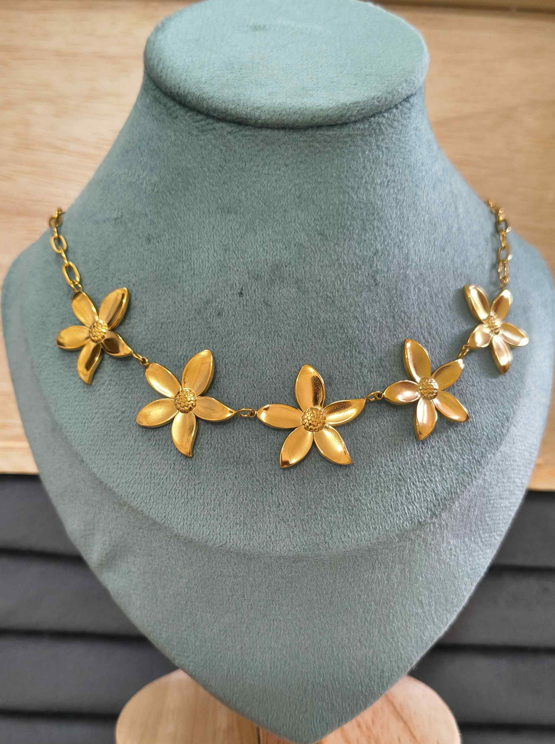 Anti Tarnish Beach Vibe Flower Necklace 18K Gold Plated