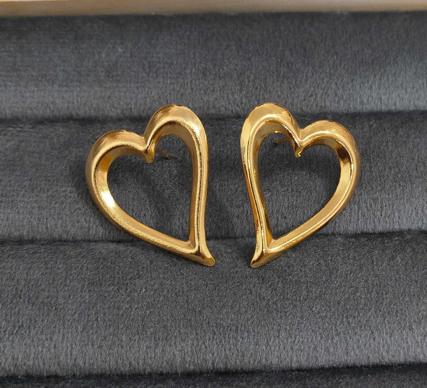 Anti Tarnish Bold Hollow Heart Stud Earrings 18K Gold Plated