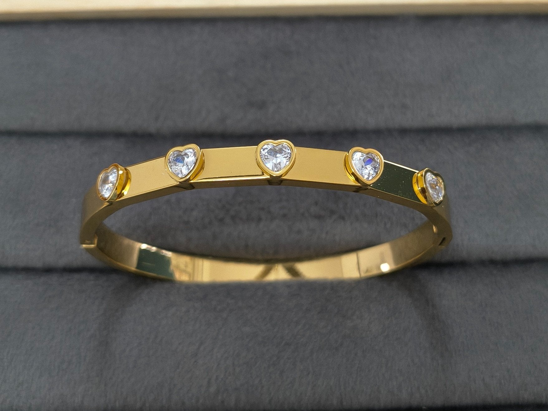 Anti Tarnish Bracelet Babysize Shiny Hearts 18K Gold Plated