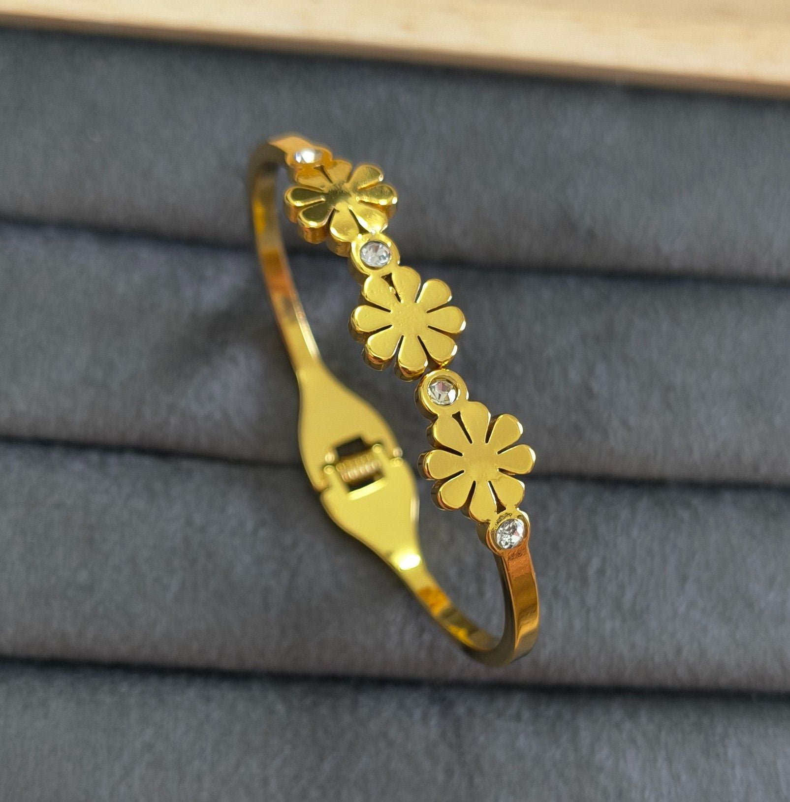 Anti Tarnish Bracelet Daisy Flower 18K Gold Plated