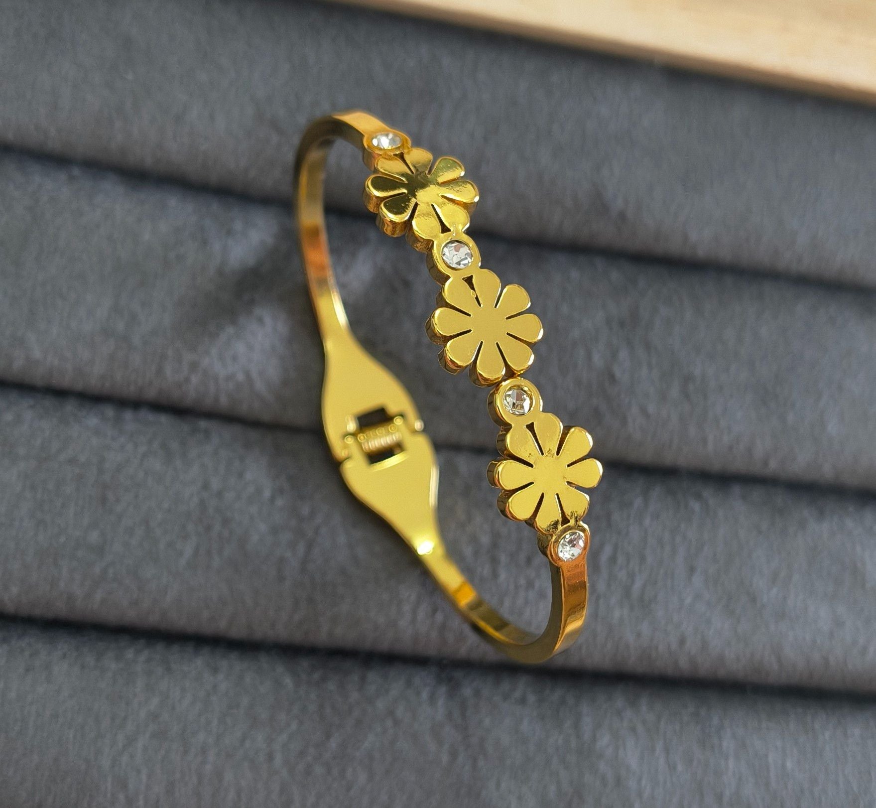 Anti Tarnish Bracelet Daisy Flower 18K Gold Plated