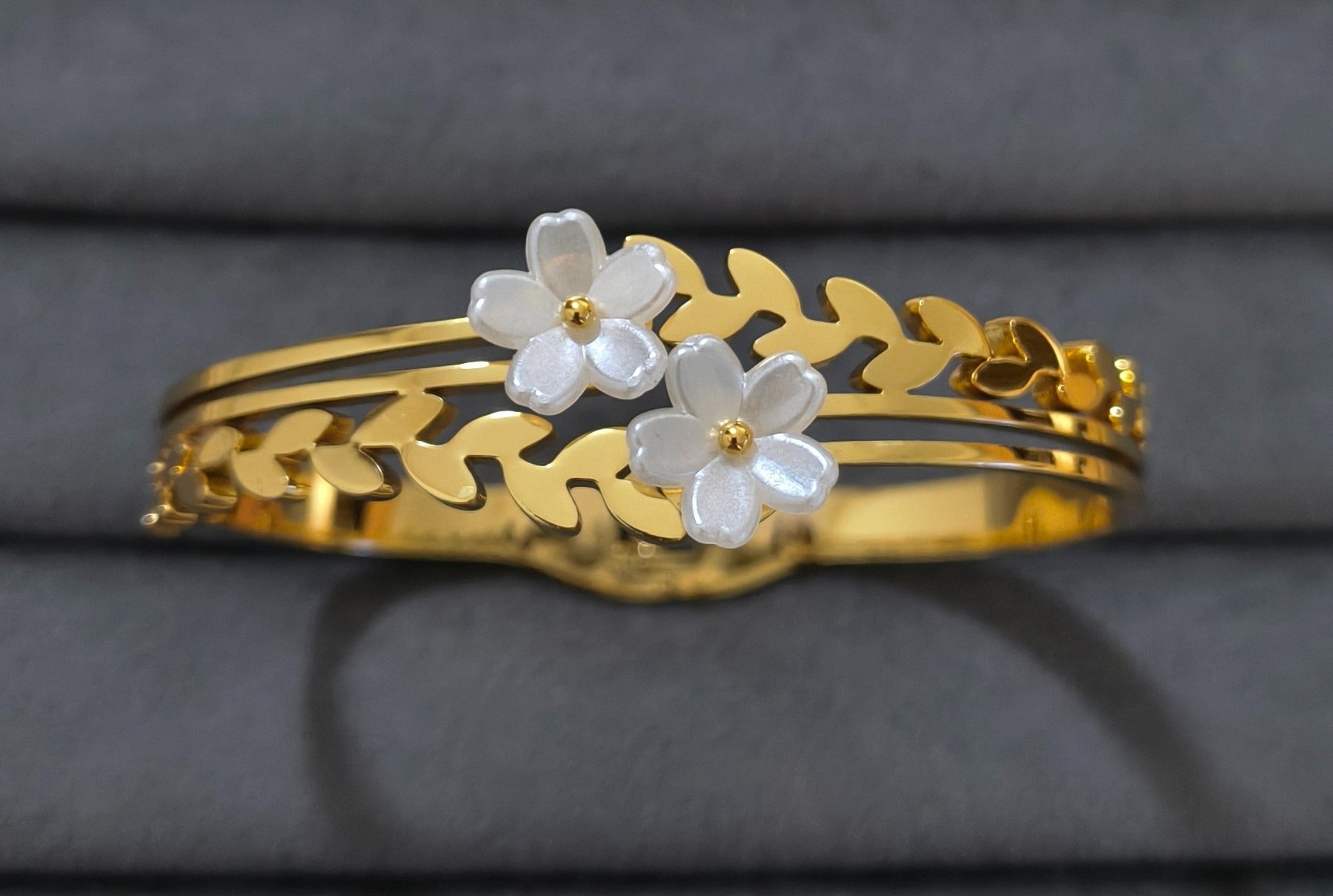 Anti Tarnish Bracelet Daisy White Floral 18K Gold Plated
