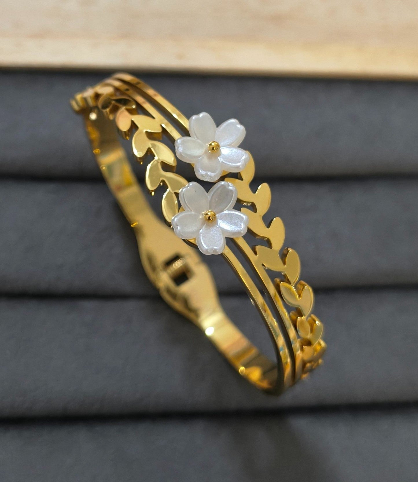 Anti Tarnish Bracelet Daisy White Floral 18K Gold Plated