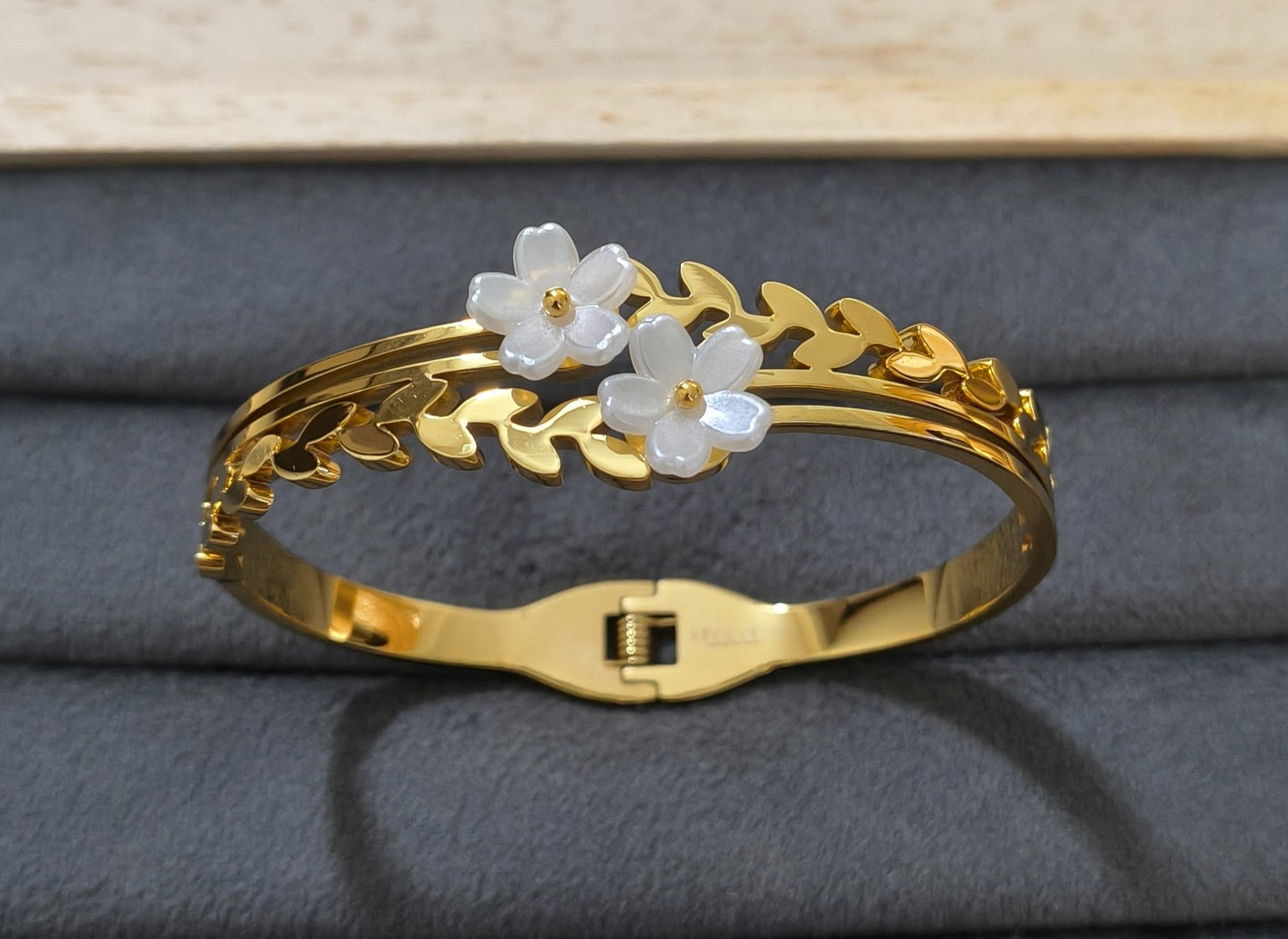 Anti Tarnish Bracelet Daisy White Floral 18K Gold Plated