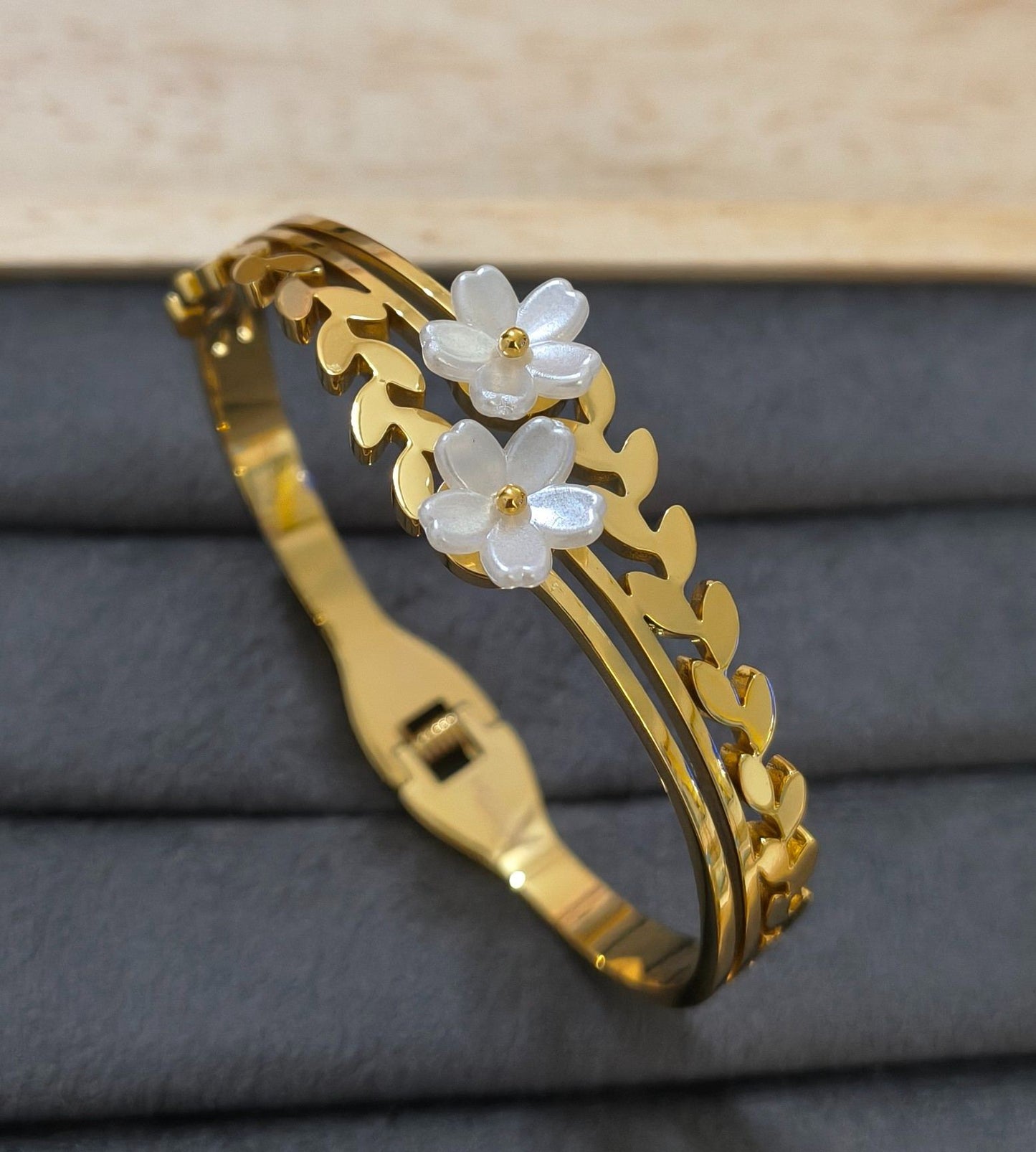 Anti Tarnish Bracelet Daisy White Floral 18K Gold Plated