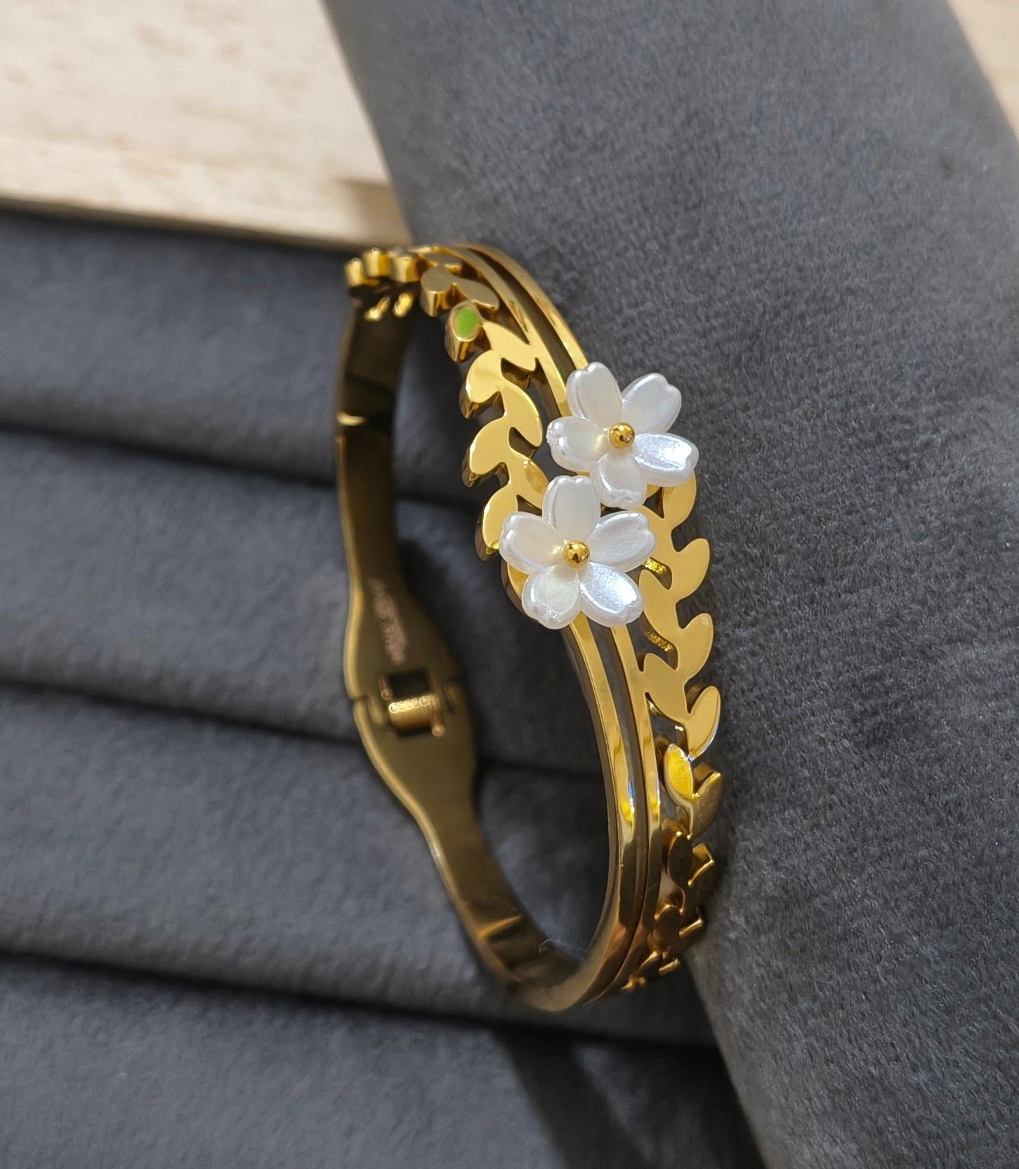 Anti Tarnish Bracelet Daisy White Floral 18K Gold Plated