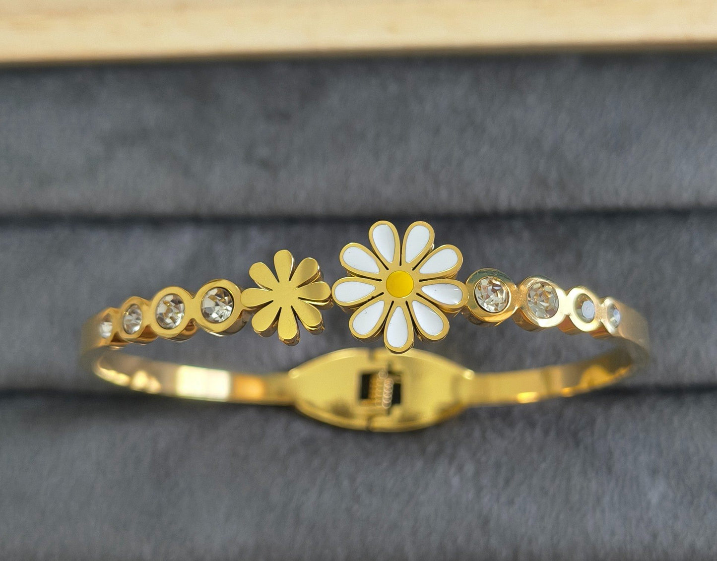 Anti Tarnish Bracelet Floral Diamonds 18K Gold Plated