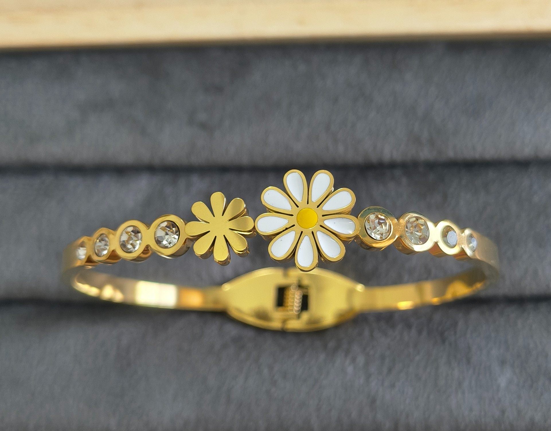 Anti Tarnish Bracelet Floral Diamonds 18K Gold Plated