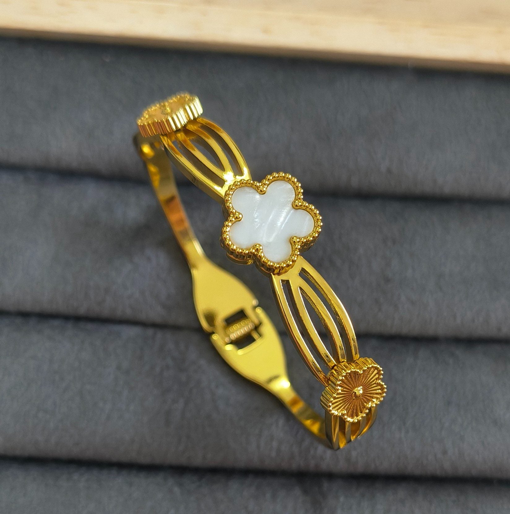 Anti Tarnish Bracelet Shiny Clover 18K Gold Plated