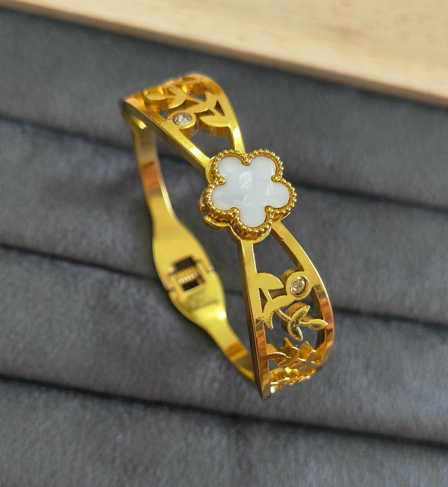 Anti Tarnish Bracelet White Clover 18K Gold Plated