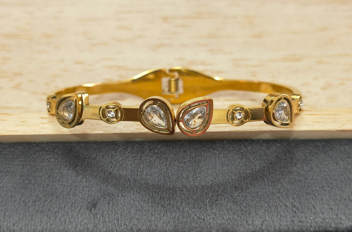 Anti Tarnish Bracelet with Pear Crystals 18K Gold Plated