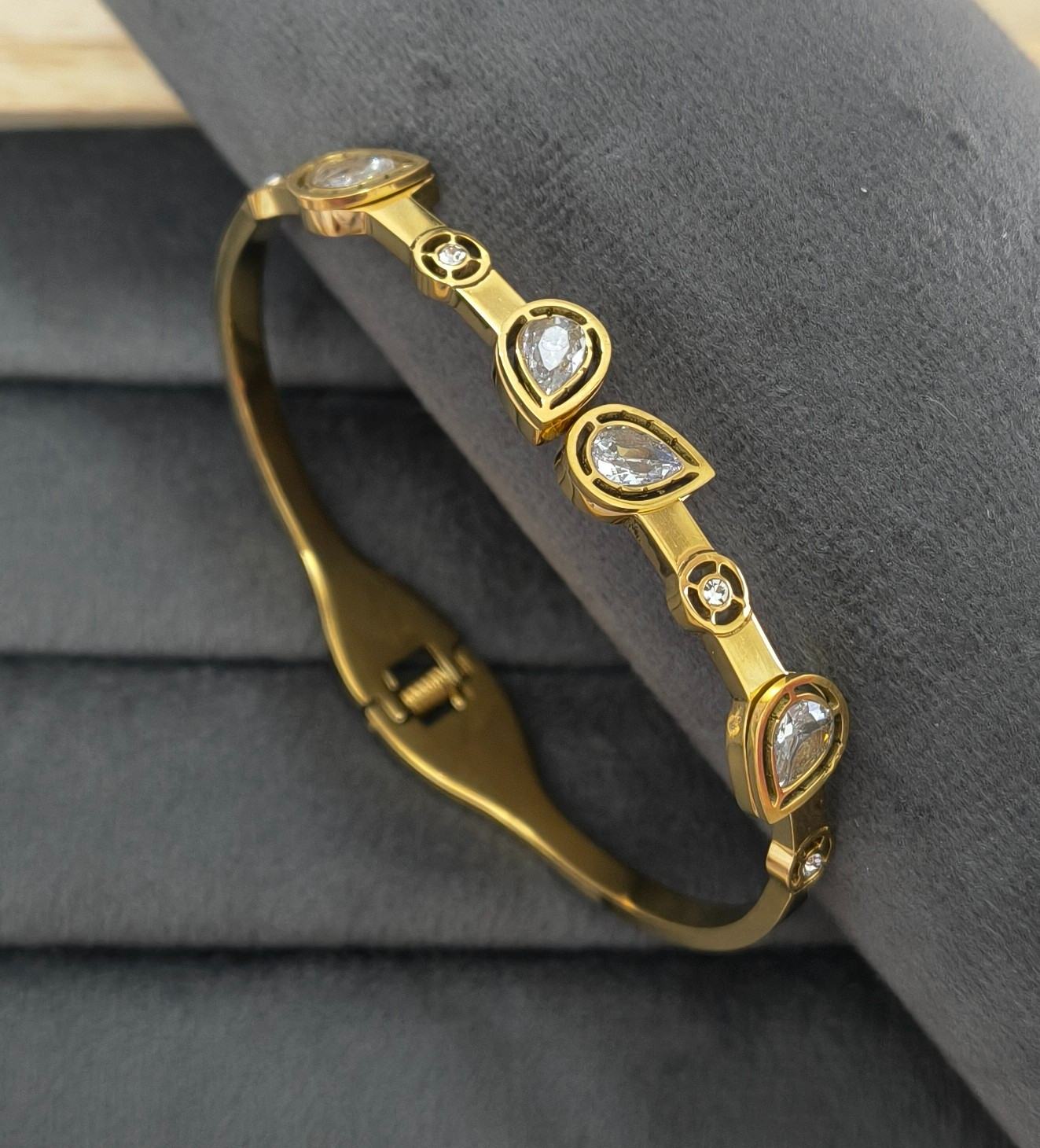 Anti Tarnish Bracelet with Pear Crystals 18K Gold Plated