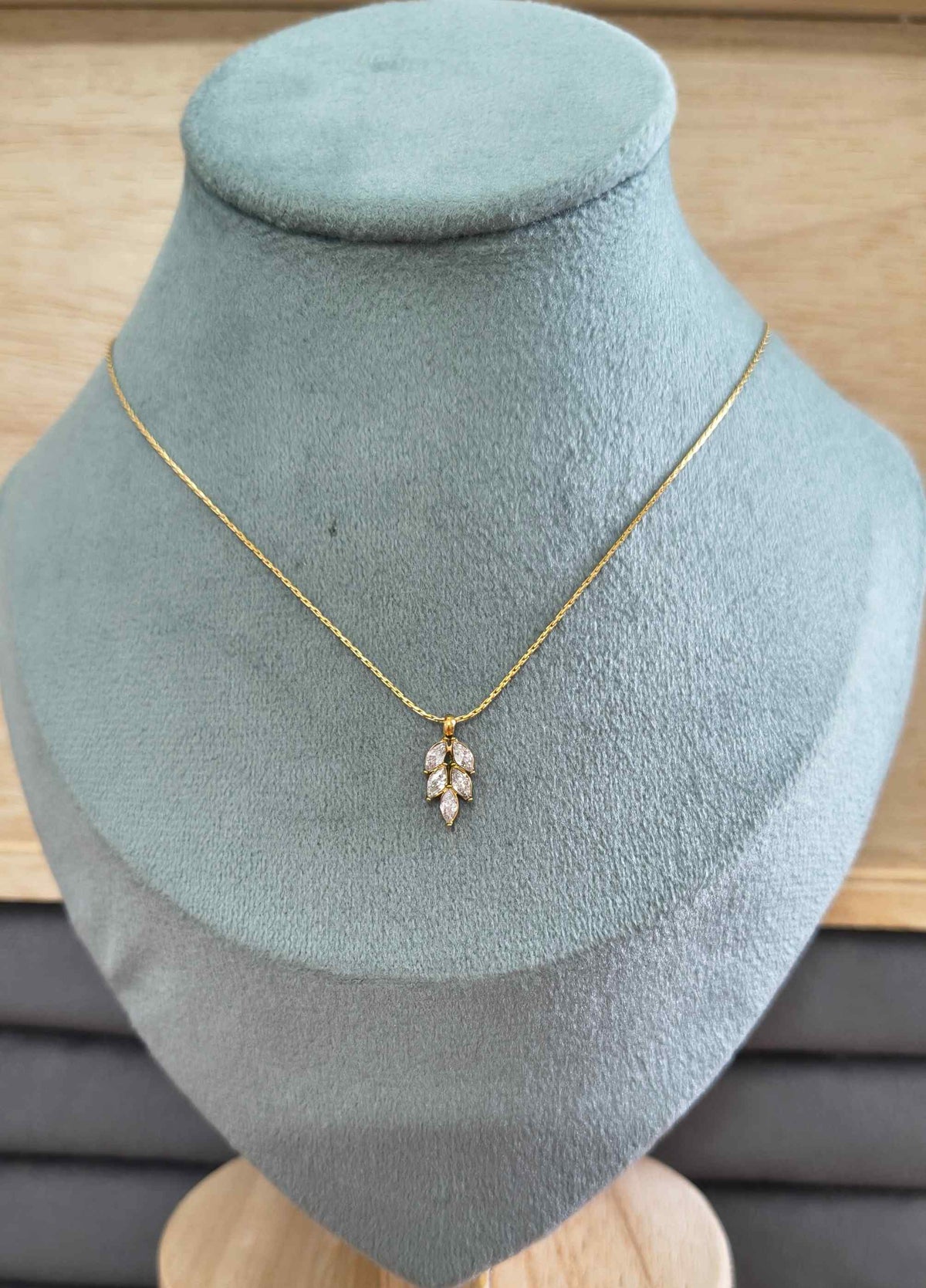 Anti Tarnish Dainty Zircon Leaf Necklace 18K Gold Plated