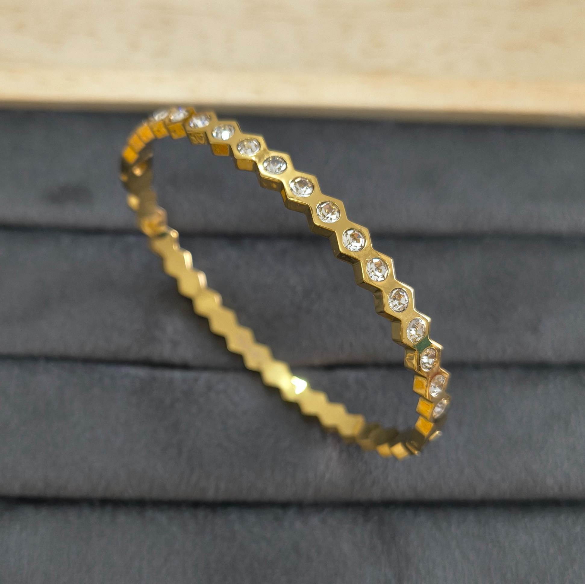 Anti Tarnish Dazzling Honeycomb Bracelet 18K Gold Plated