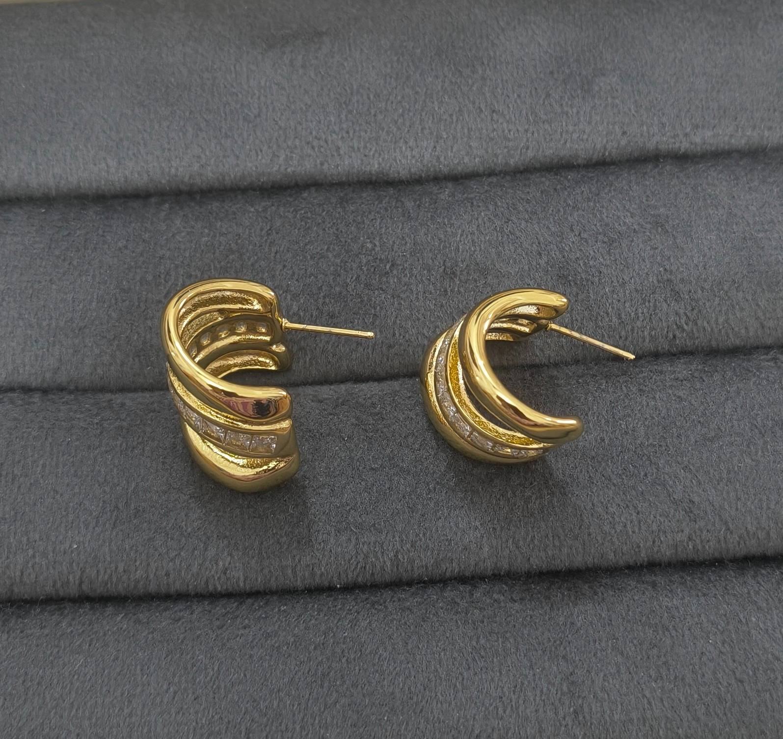 Anti Tarnish Earring Linear Curved Studs 18K Gold Plated