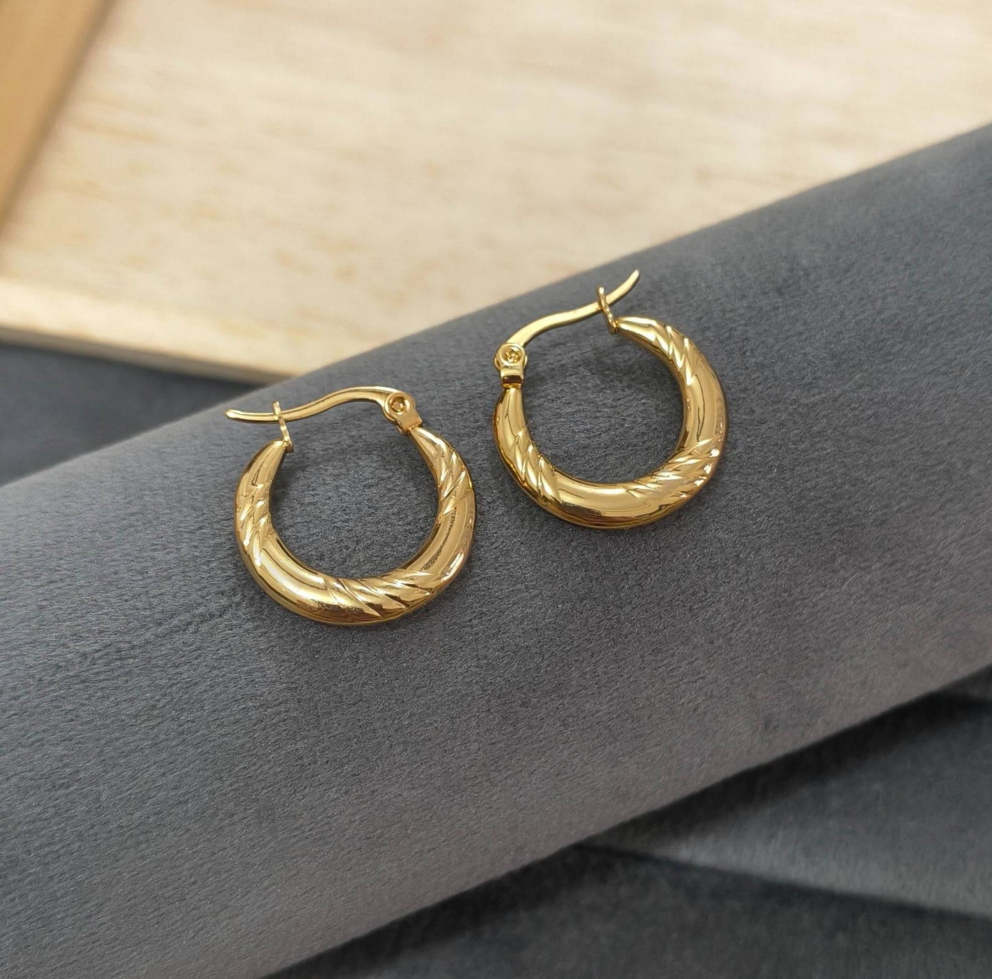 Anti Tarnish Earrings Round Textured Hoop 18K Gold Plated