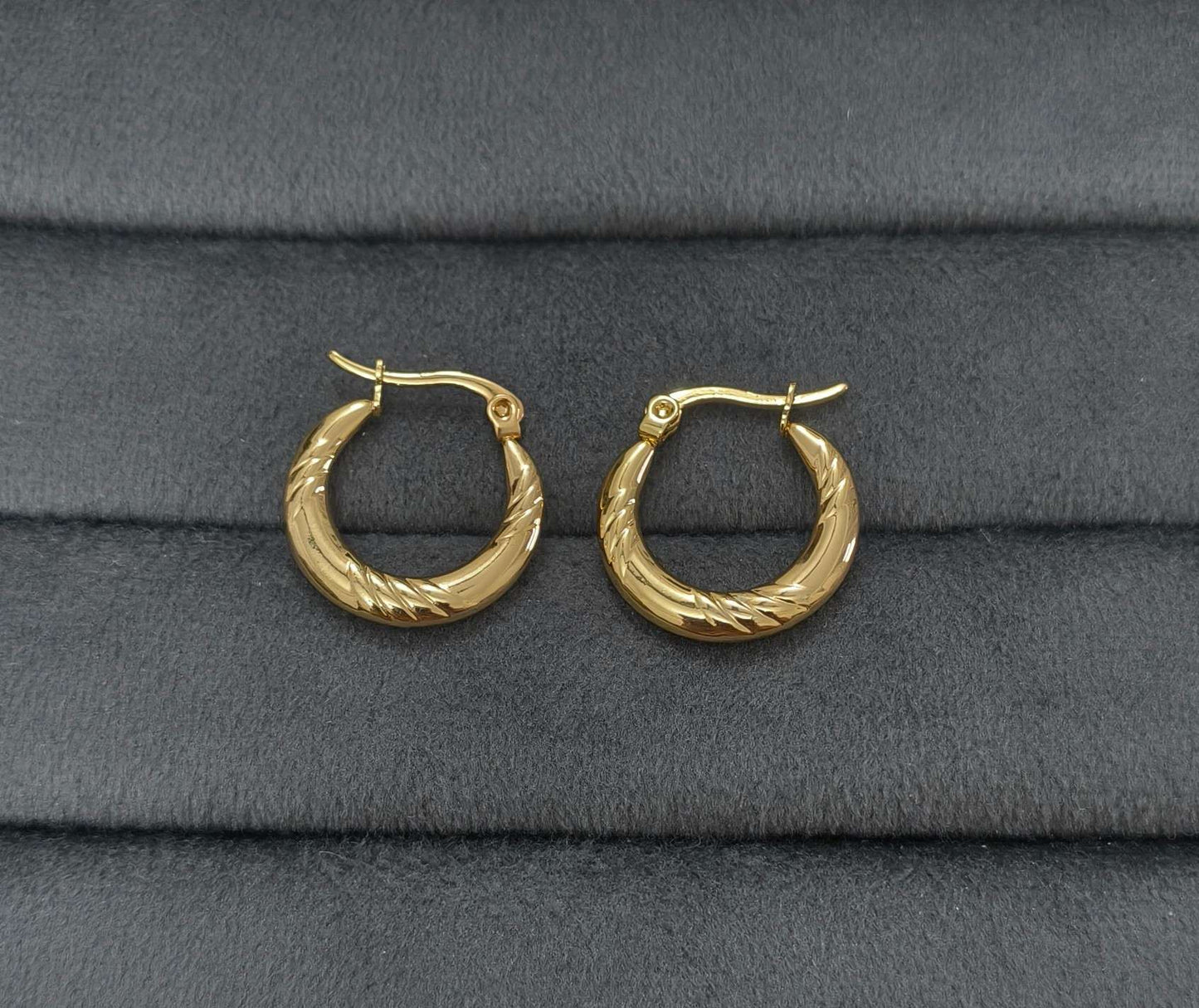 Anti Tarnish Earrings Round Textured Hoop 18K Gold Plated
