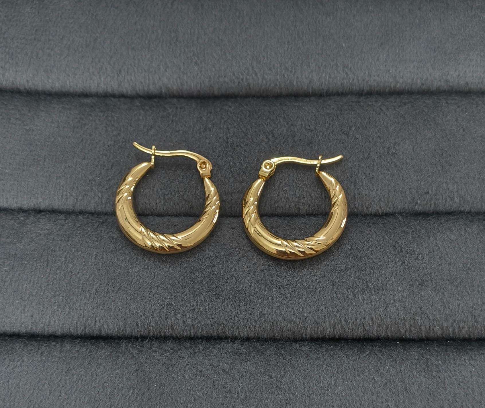 Anti Tarnish Earrings Round Textured Hoop 18K Gold Plated