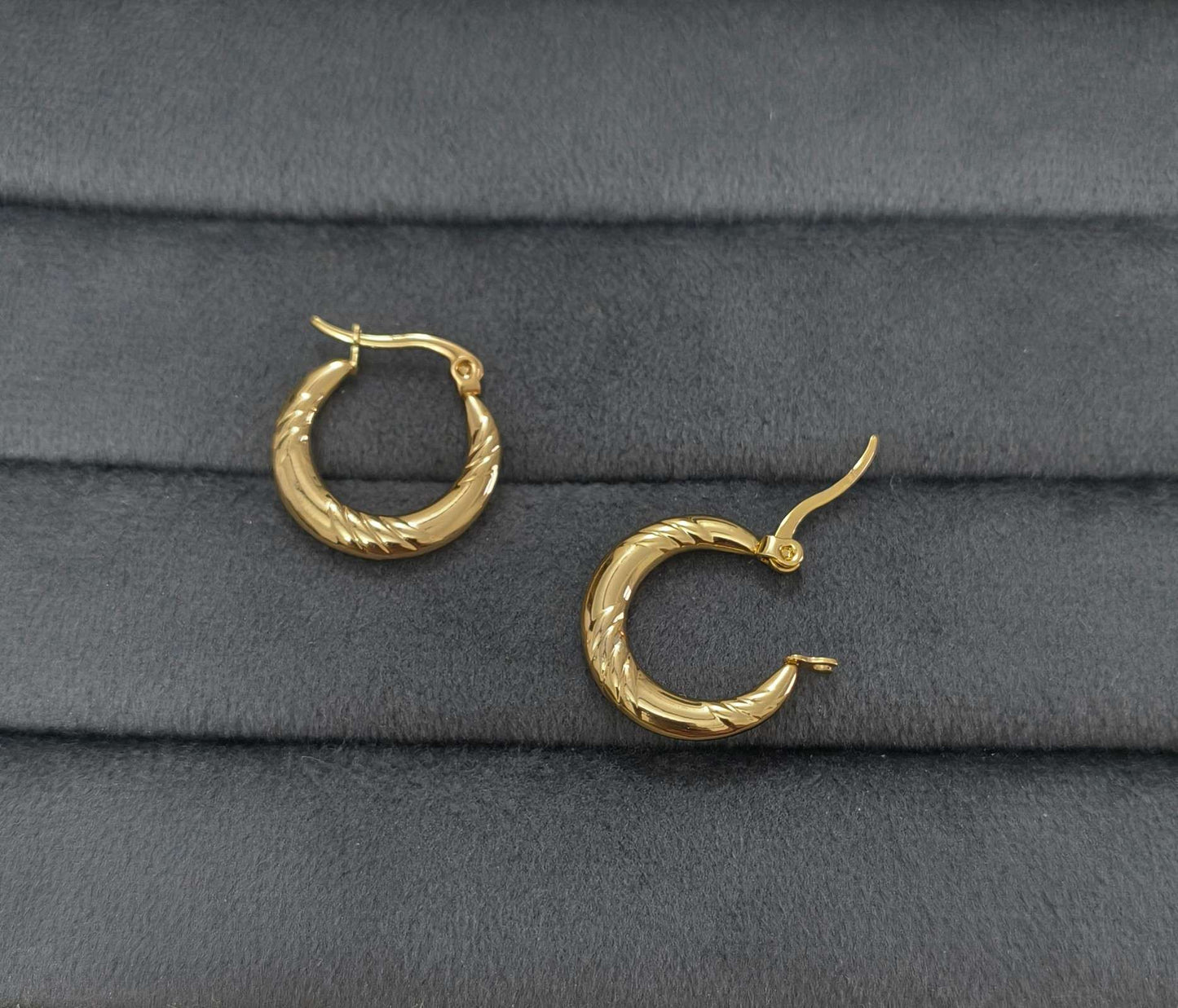 Anti Tarnish Earrings Round Textured Hoop 18K Gold Plated