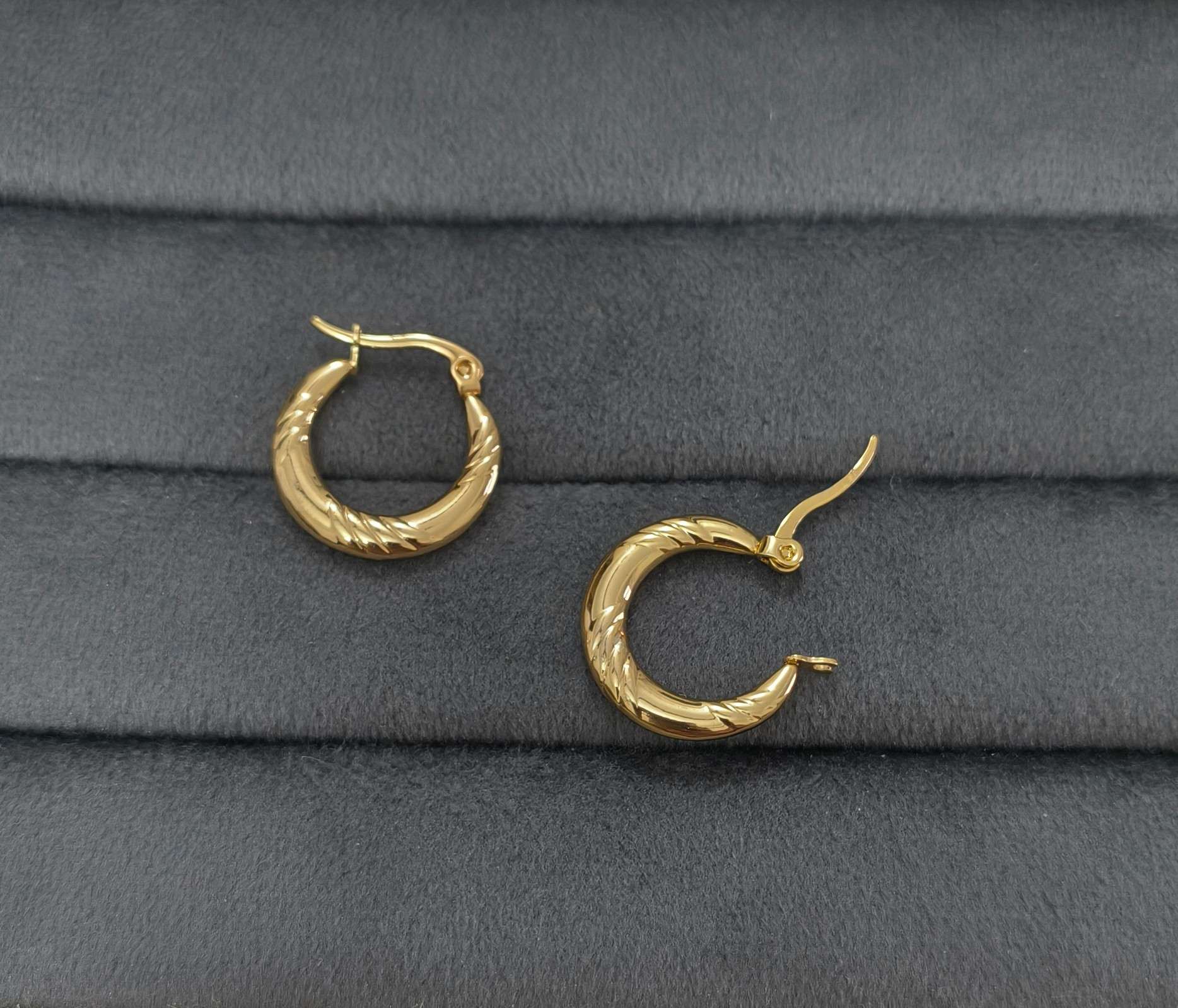 Anti Tarnish Earrings Round Textured Hoop 18K Gold Plated